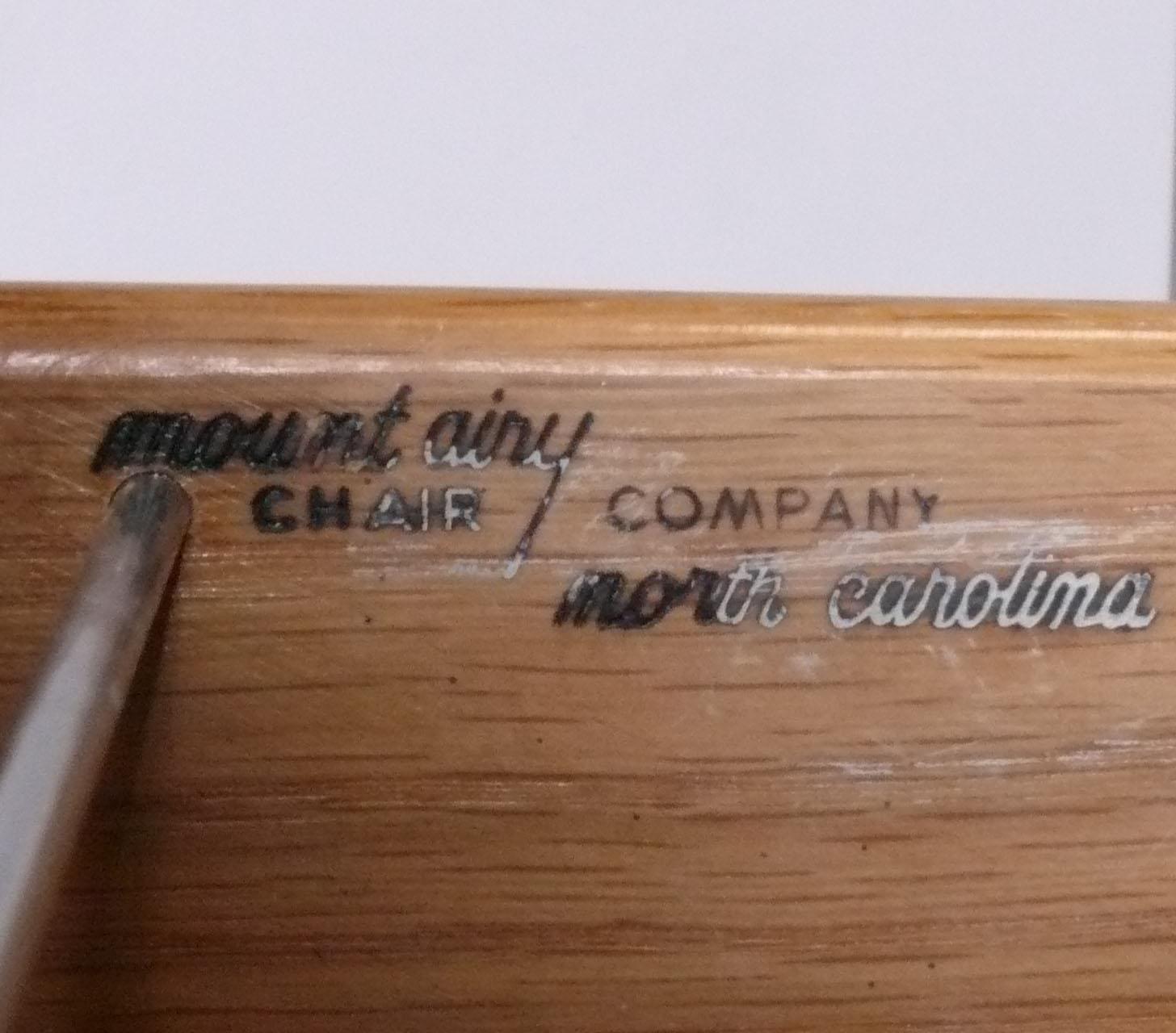 Escritorio Mid Century Nogal de Mount Airy mediados del siglo XX en venta