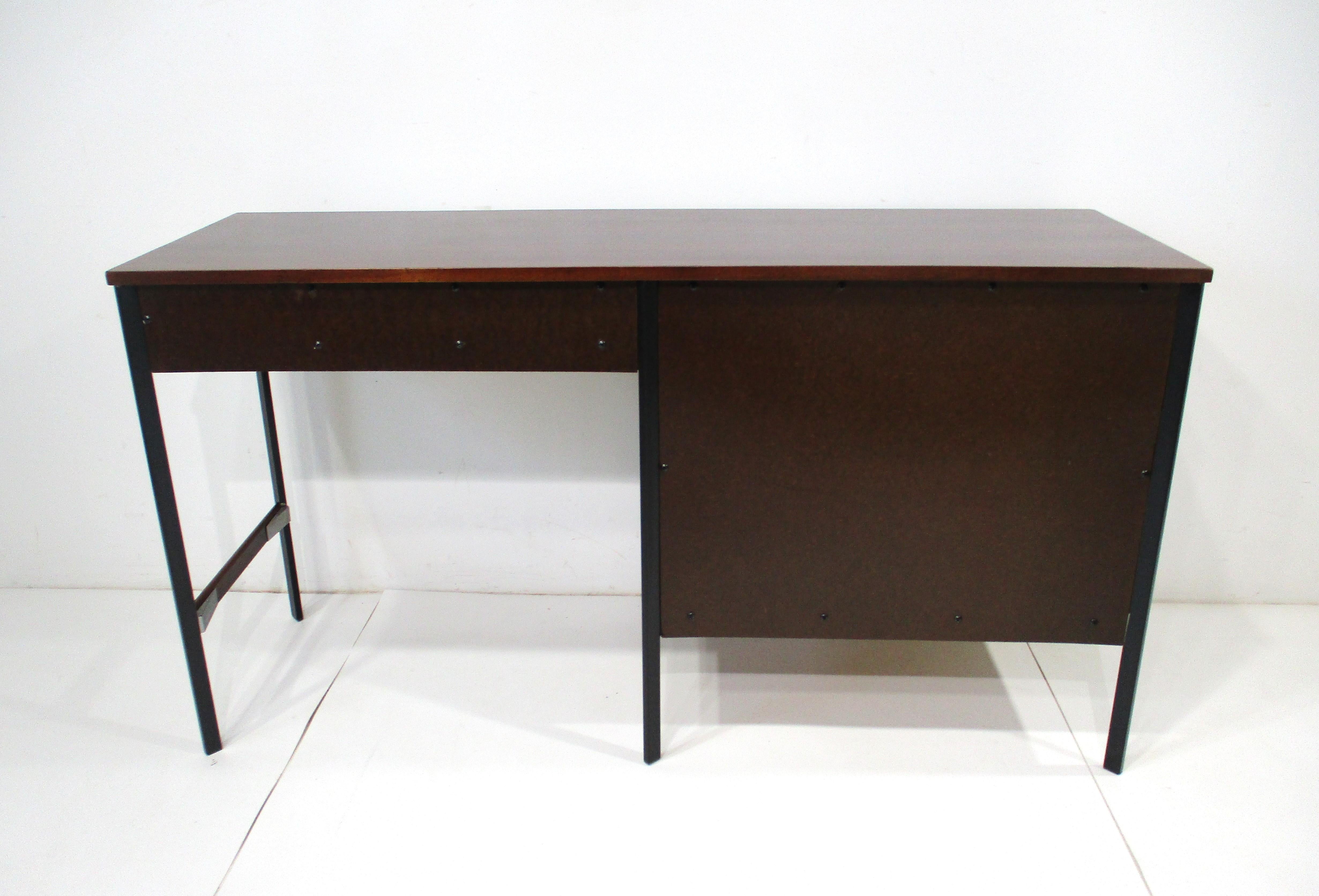 Mid Century Walnut Desk by Vista of California in the style of George Nelson   For Sale 4