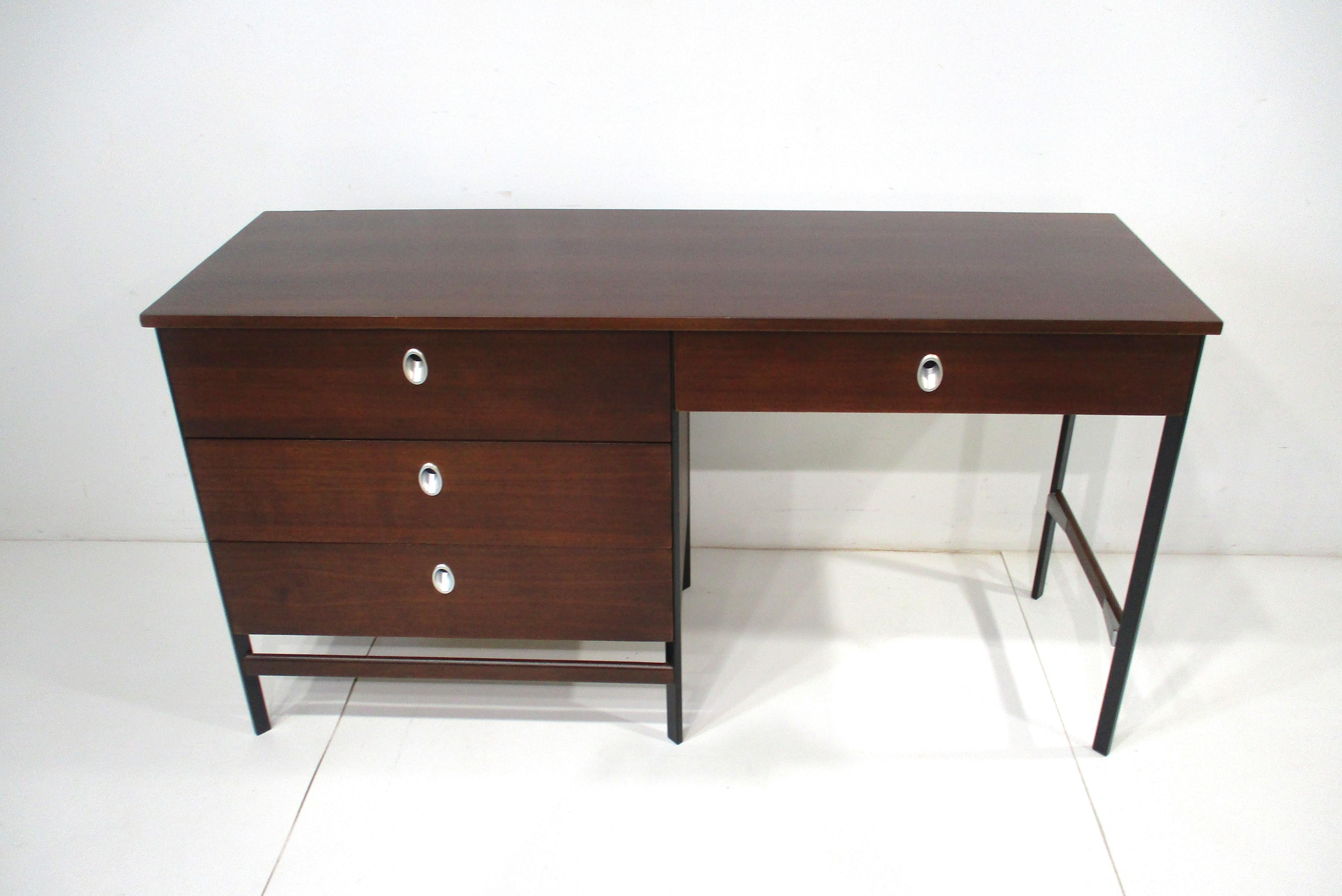 Mid Century Walnut Desk by Vista of California in the style of George Nelson   For Sale 6