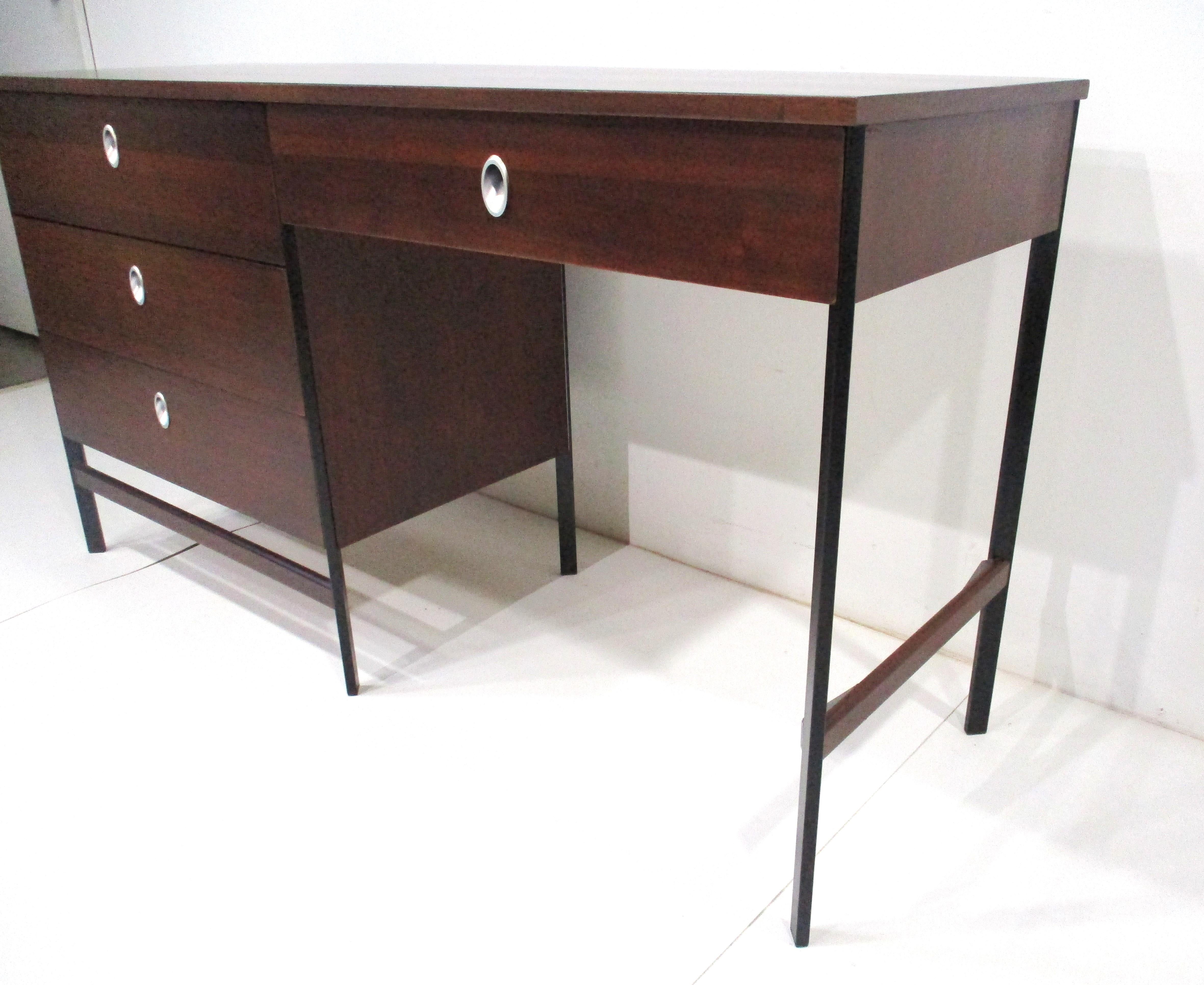 Mid-Century Modern Mid Century Walnut Desk by Vista of California in the style of George Nelson   For Sale