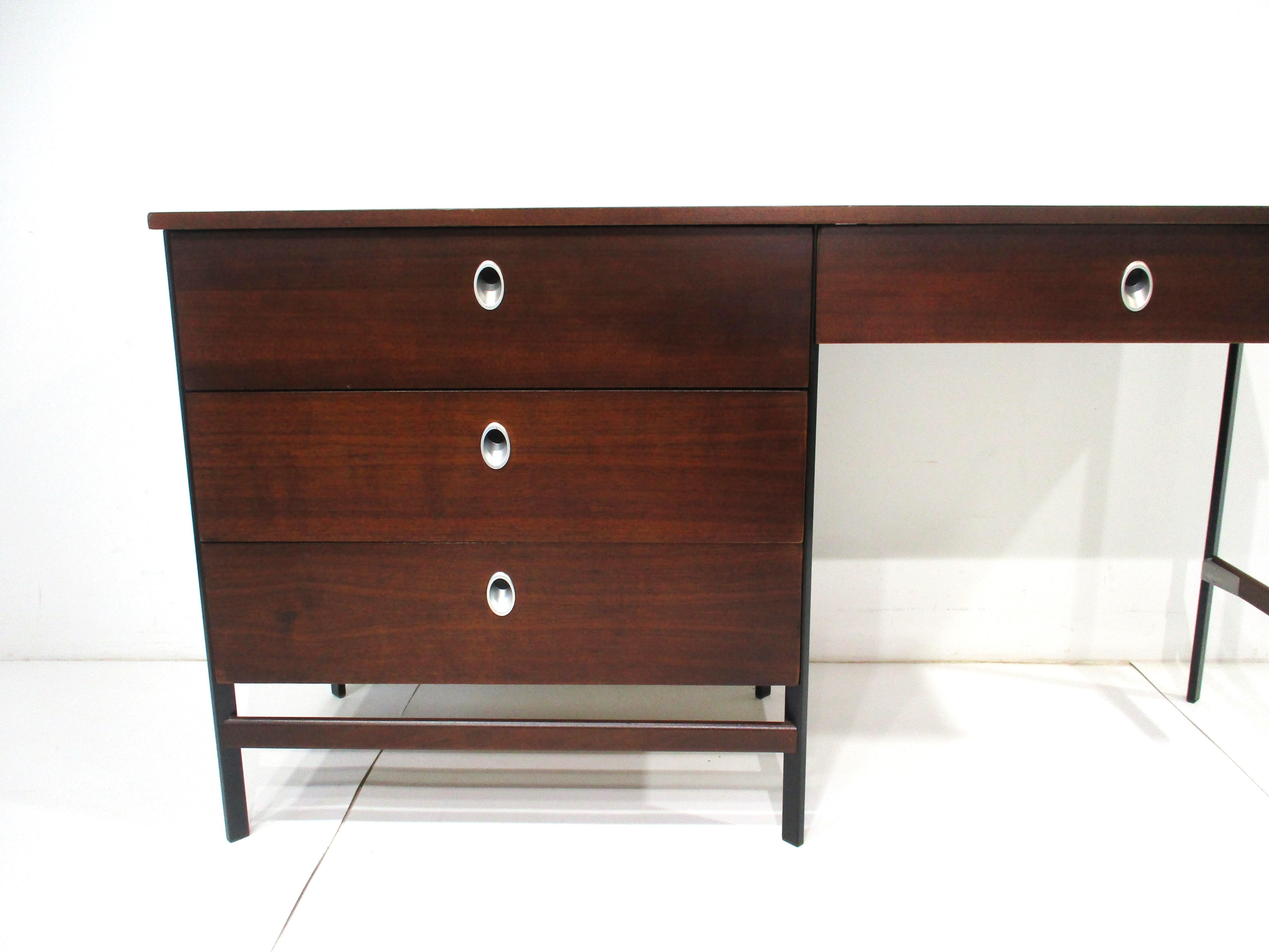 American Mid Century Walnut Desk by Vista of California in the style of George Nelson   For Sale