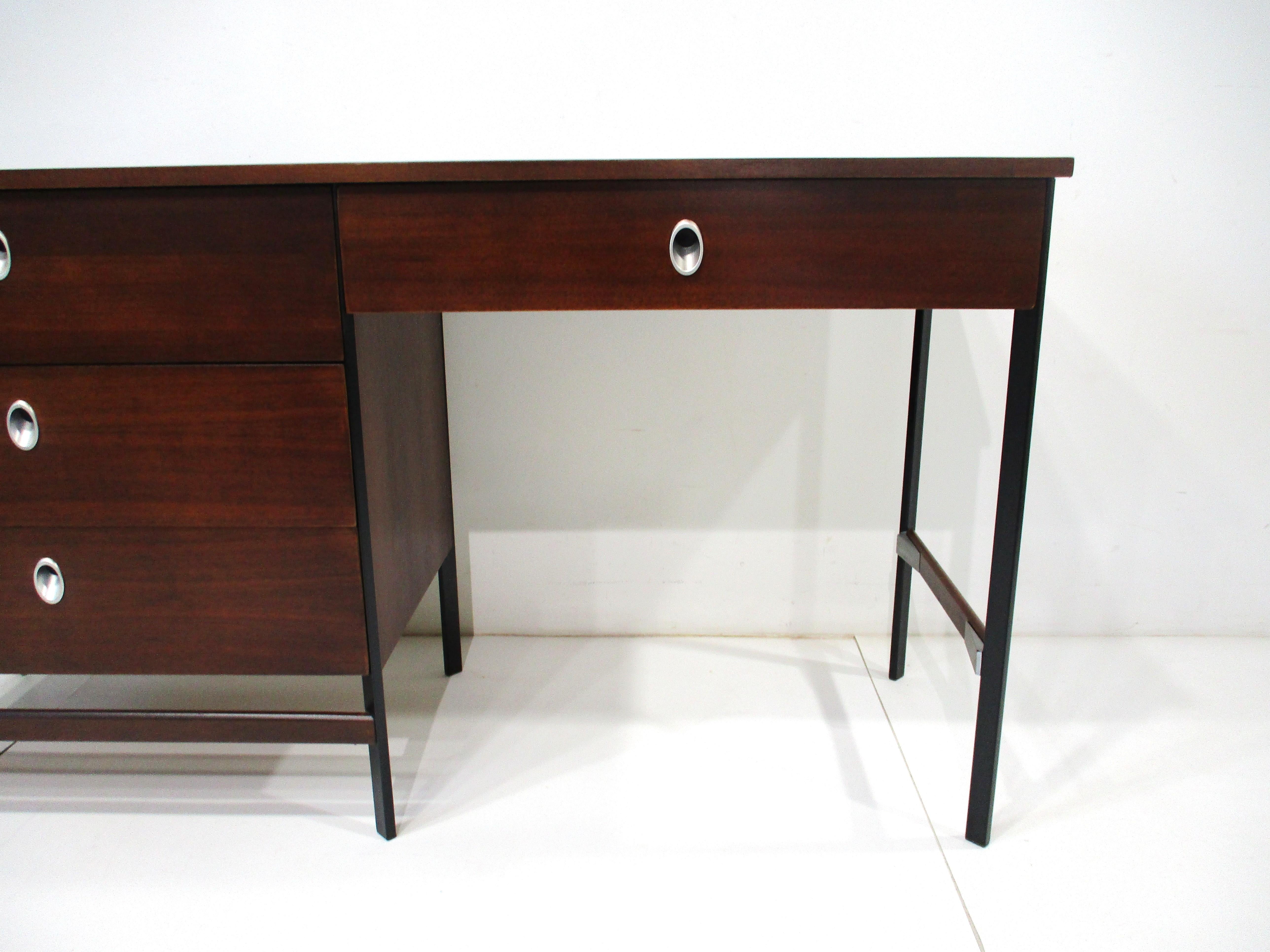 Mid Century Walnut Desk by Vista of California in the style of George Nelson   In Good Condition For Sale In Cincinnati, OH
