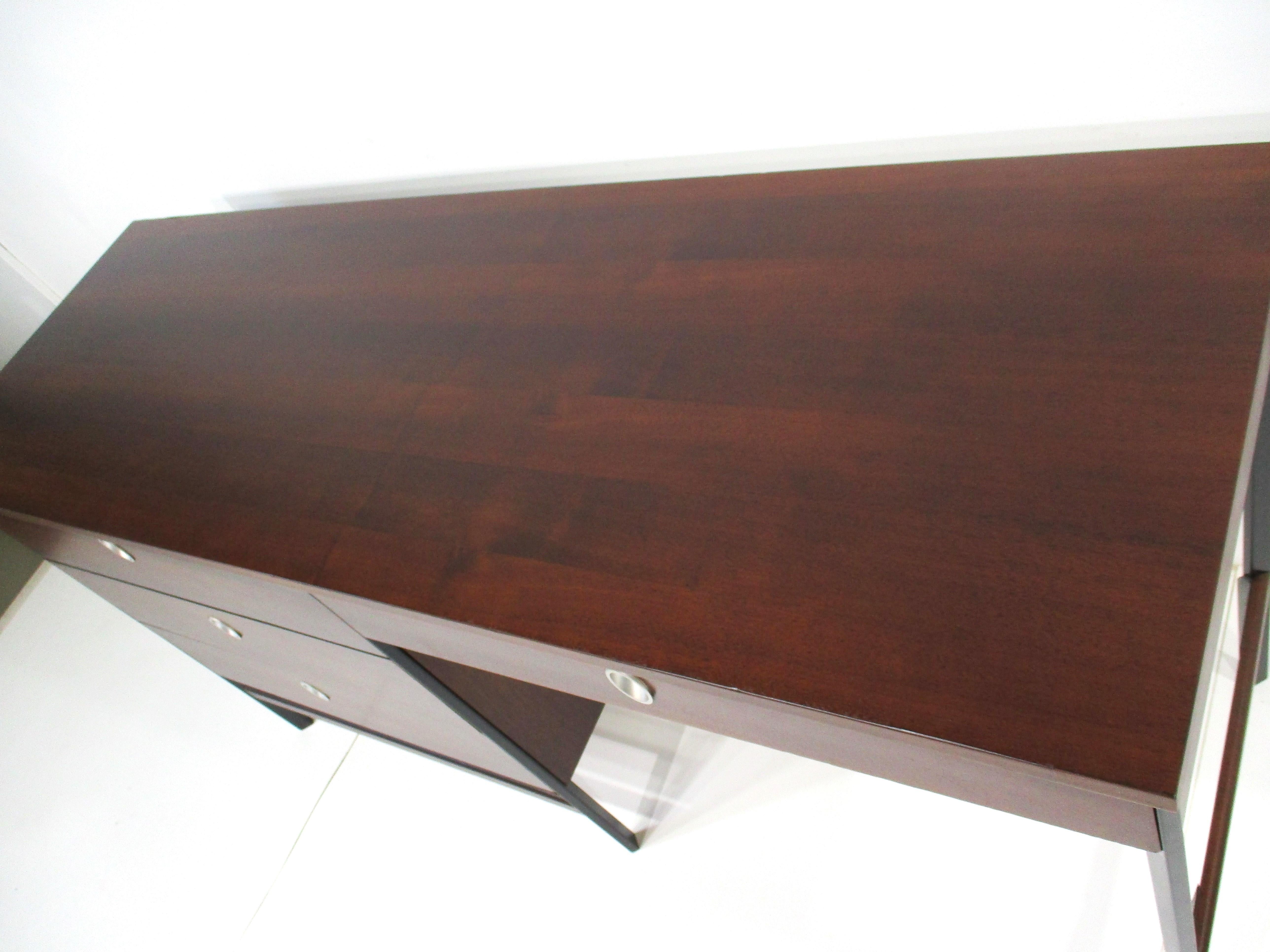Mid Century Walnut Desk by Vista of California in the style of George Nelson   For Sale 2