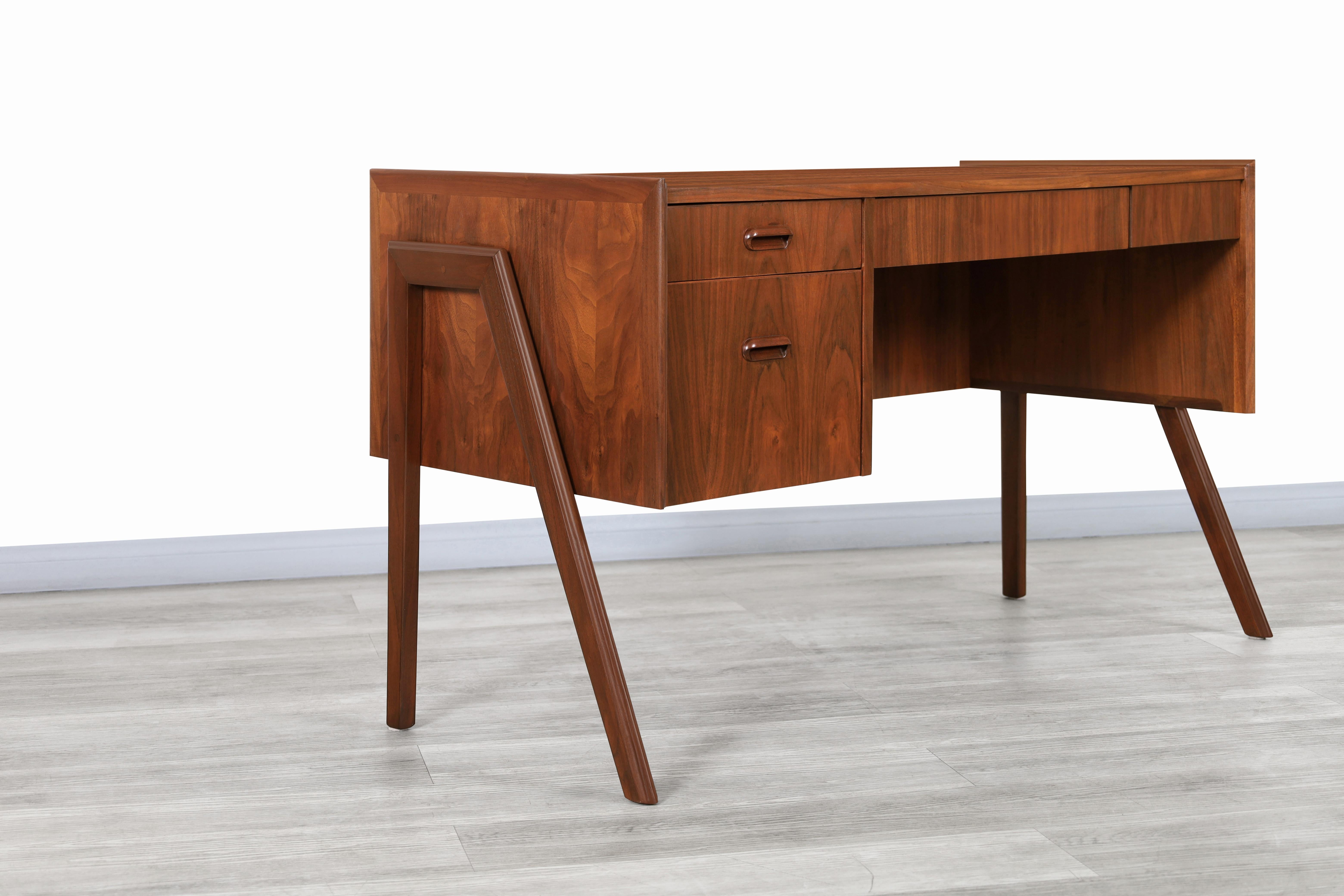 Mid-Century Walnut Desk in the Manner of Glenn of California In Excellent Condition In North Hollywood, CA