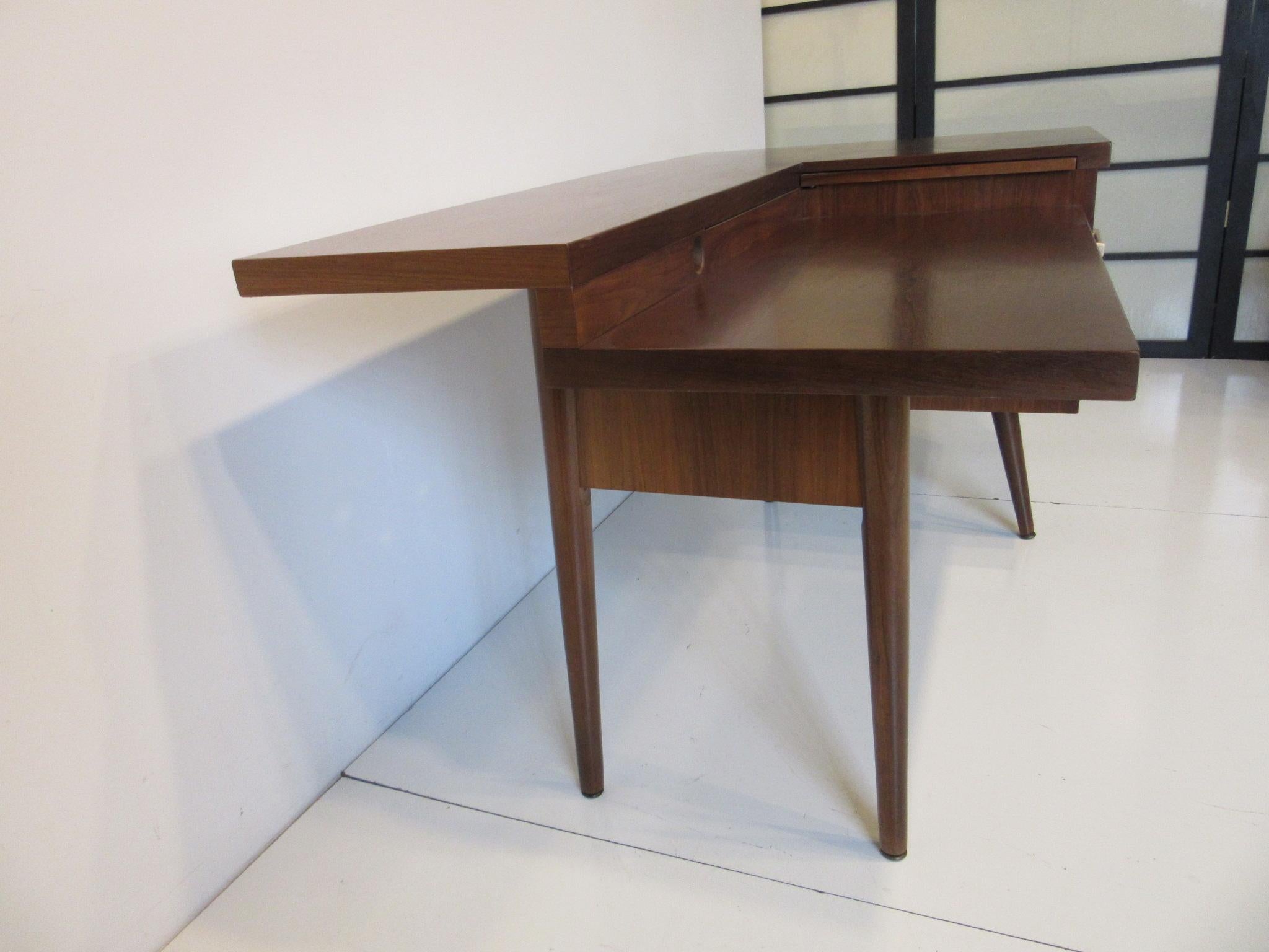 Midcentury Walnut Desk in the style of Stow Davis- Lehigh In Good Condition In Cincinnati, OH