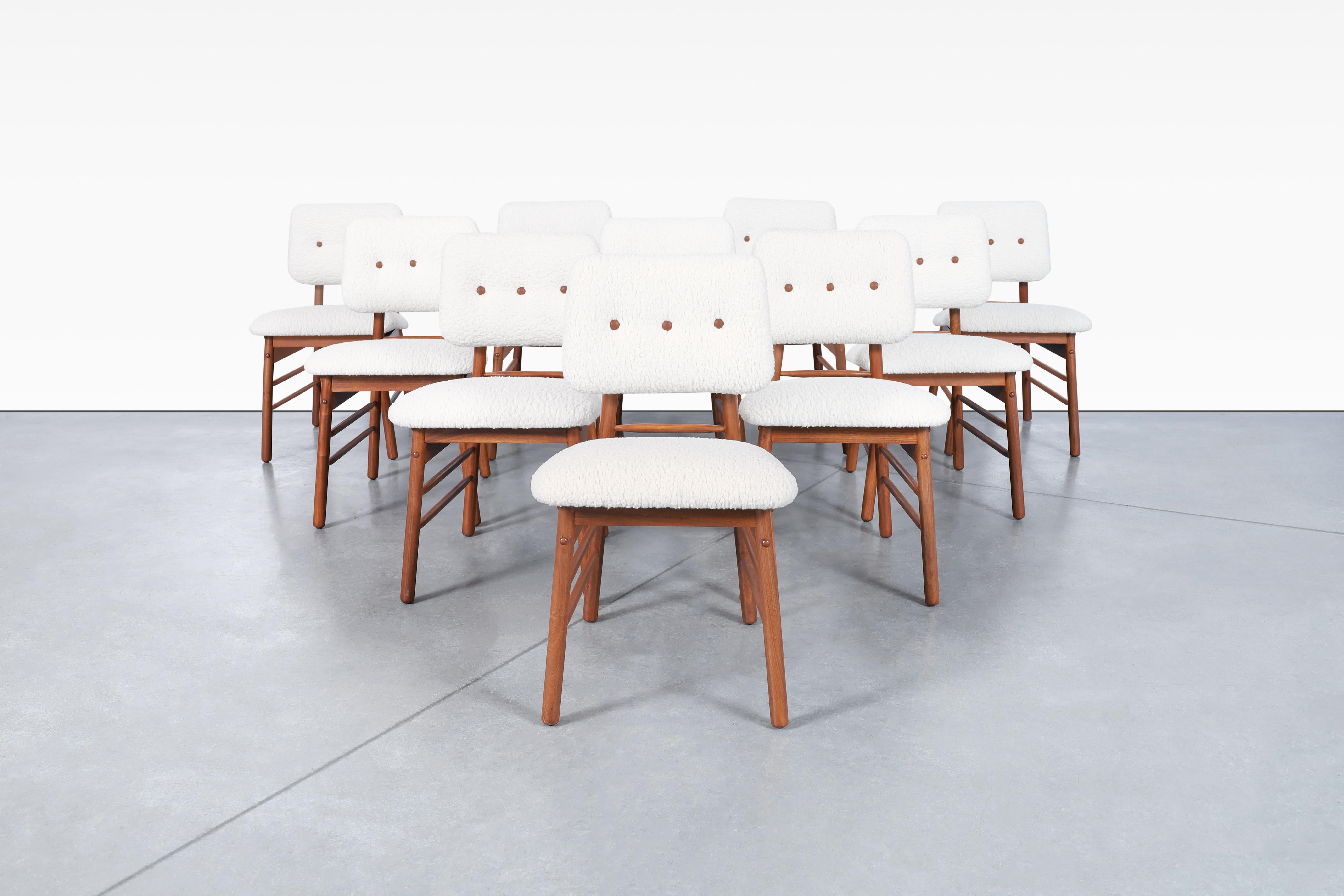 Superbes chaises de salle à manger en noyer du milieu du siècle, conçues par l'architecte et designer de meubles Greta M. Grossman pour Glenn of California, aux États-Unis, vers les années 1950. Ces chaises exquises, également appelées modèle 6260,