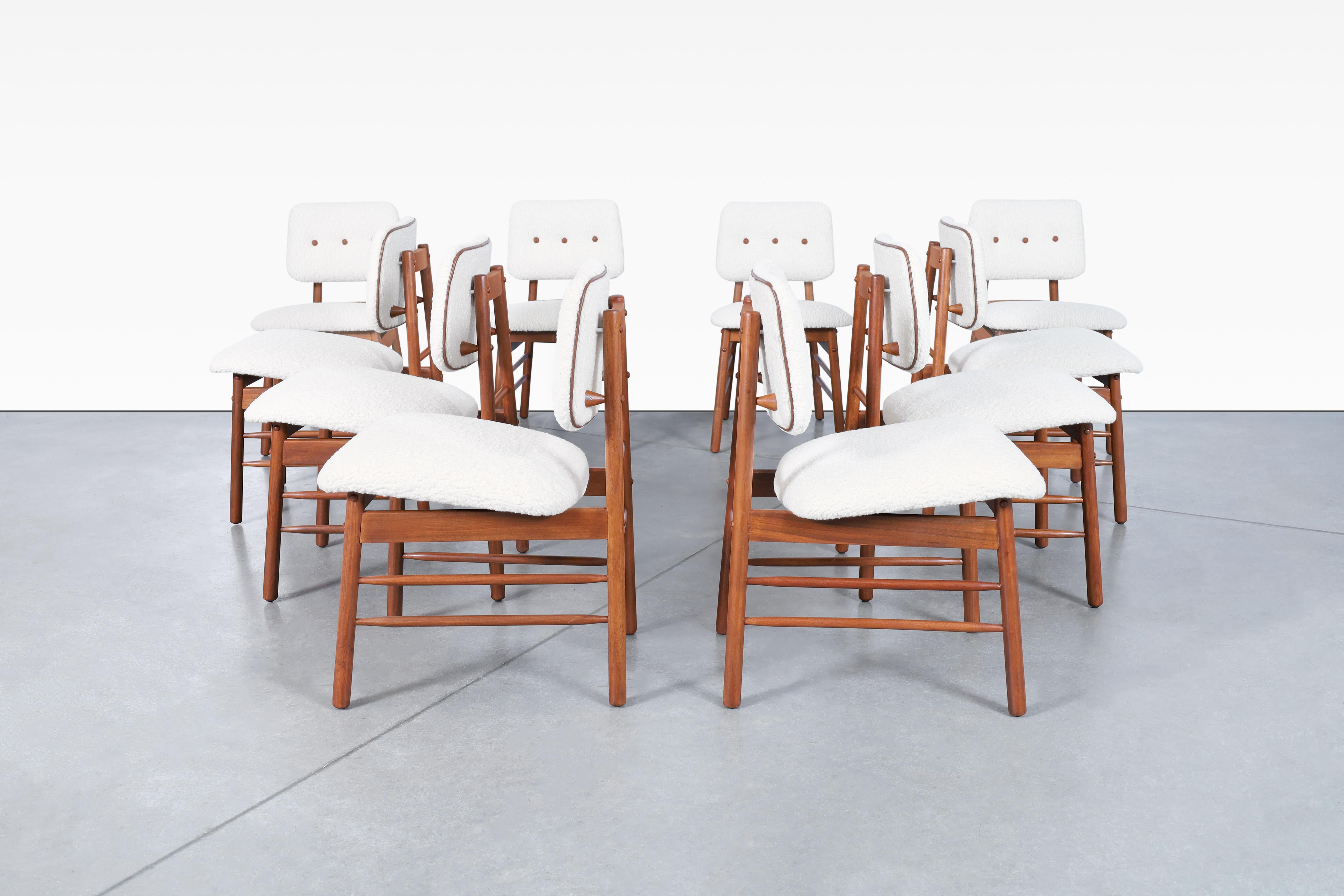 Esszimmerstühle aus Nussbaumholz von Greta M. Grossman für Glenn of California (Mitte des 20. Jahrhunderts) im Angebot