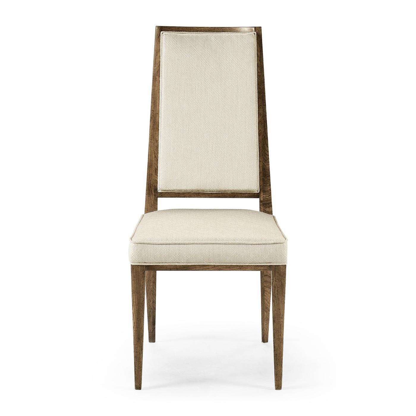 Esszimmerstuhl aus amerikanischem Nussbaum, Mid Century, mit transparenter, handgeriebener Oberfläche. Dieser Stuhl hat elegante, einfache Linien und ist mit einem Performance-Stoff gepolstert. 

Abmessungen: 19