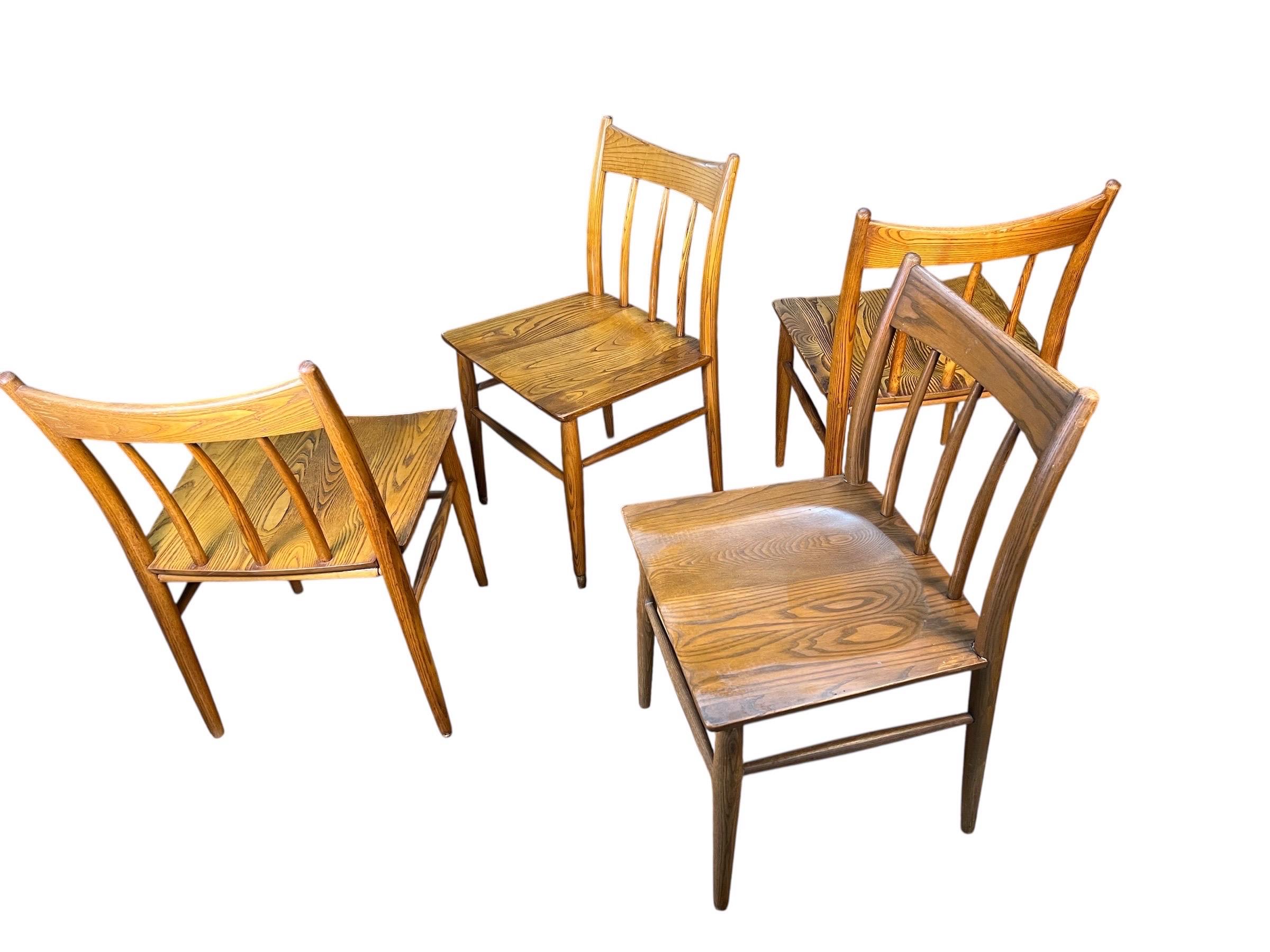 Se vende este estupendo juego de sillas de comedor vintage de nogal