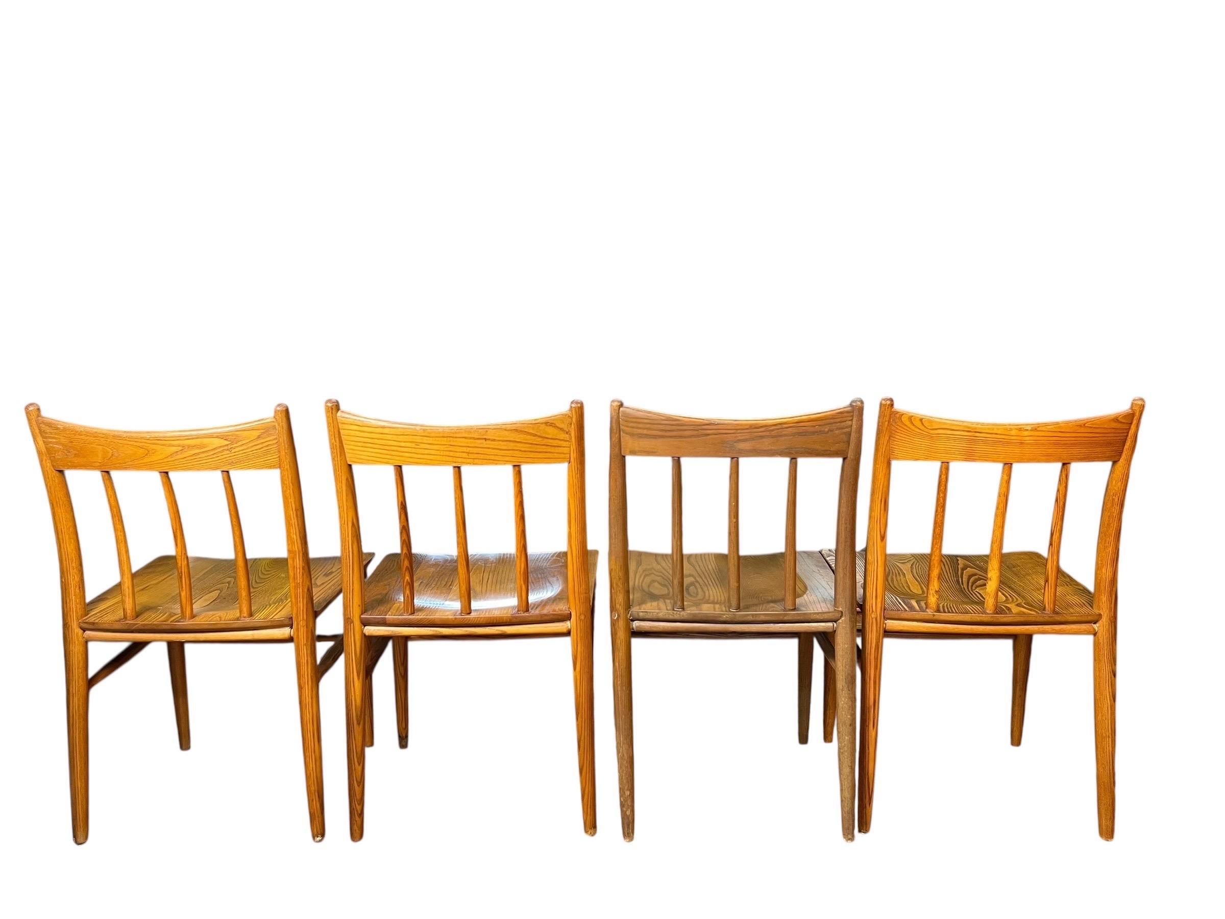 Sillas de comedor de nogal de mediados de siglo - Juego de 4 en venta 1