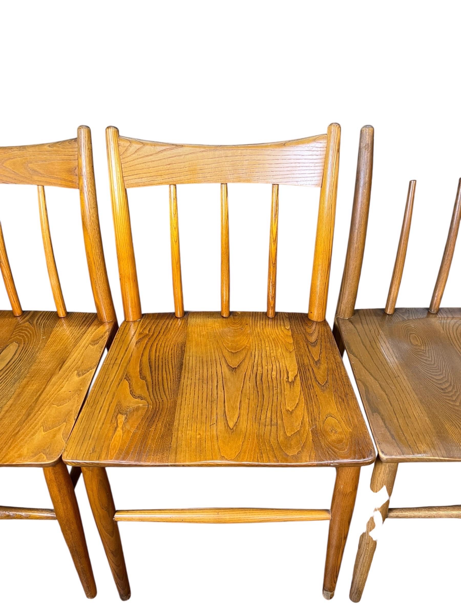 Sillas de comedor de nogal de mediados de siglo - Juego de 4 en venta 3
