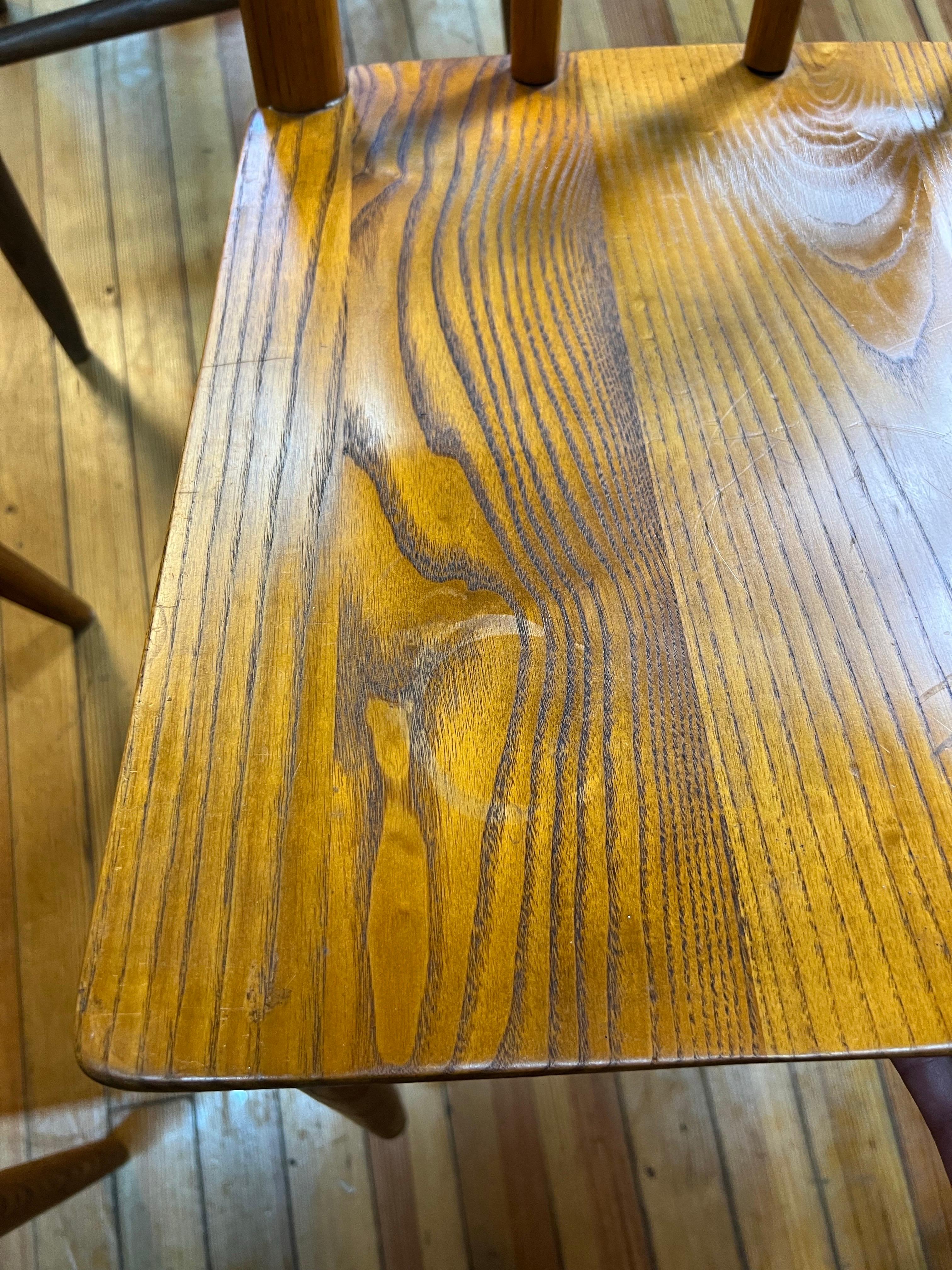 Sillas de comedor de nogal de mediados de siglo - Juego de 4 en venta 4