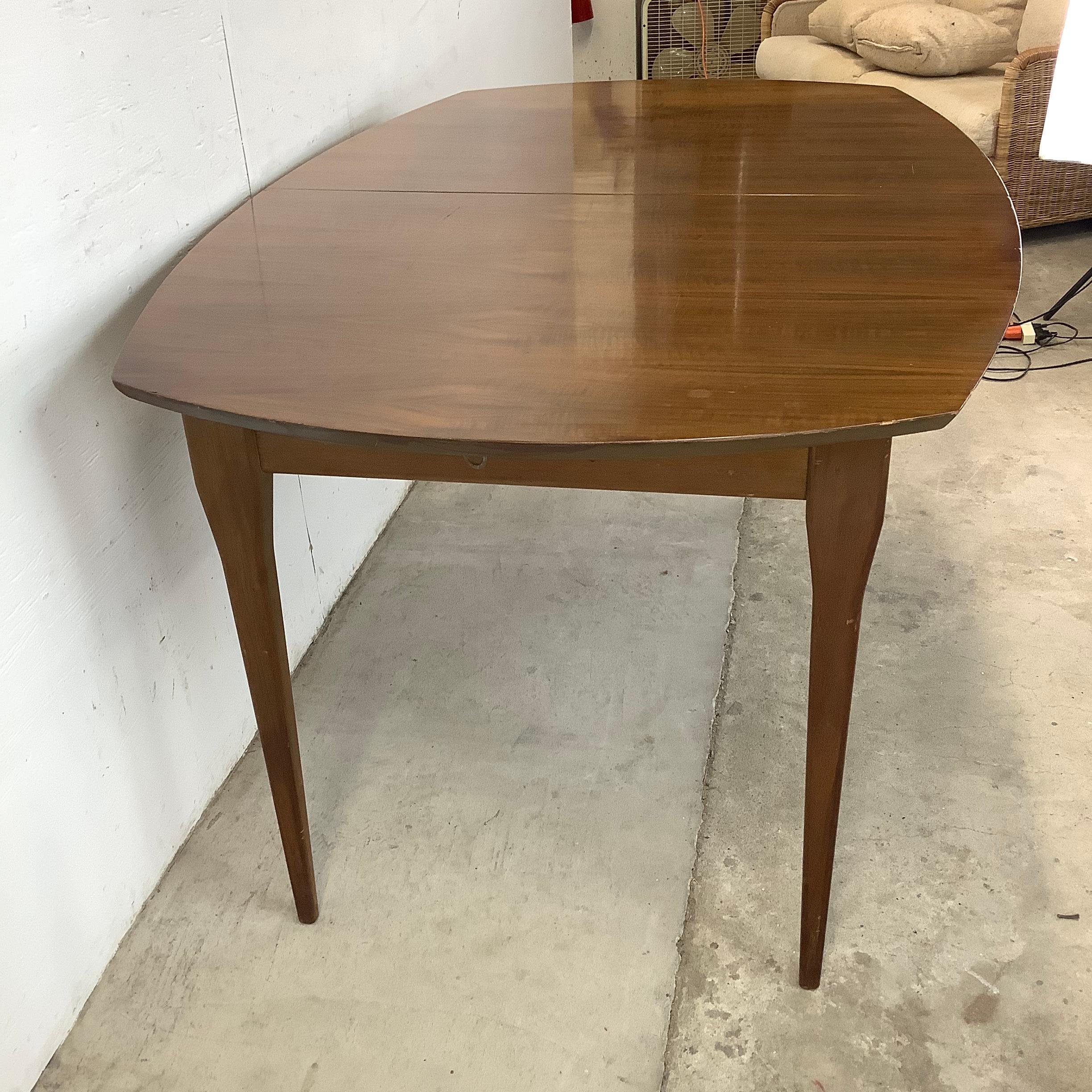 Table de salle à manger en noyer du milieu du siècle en vente 2