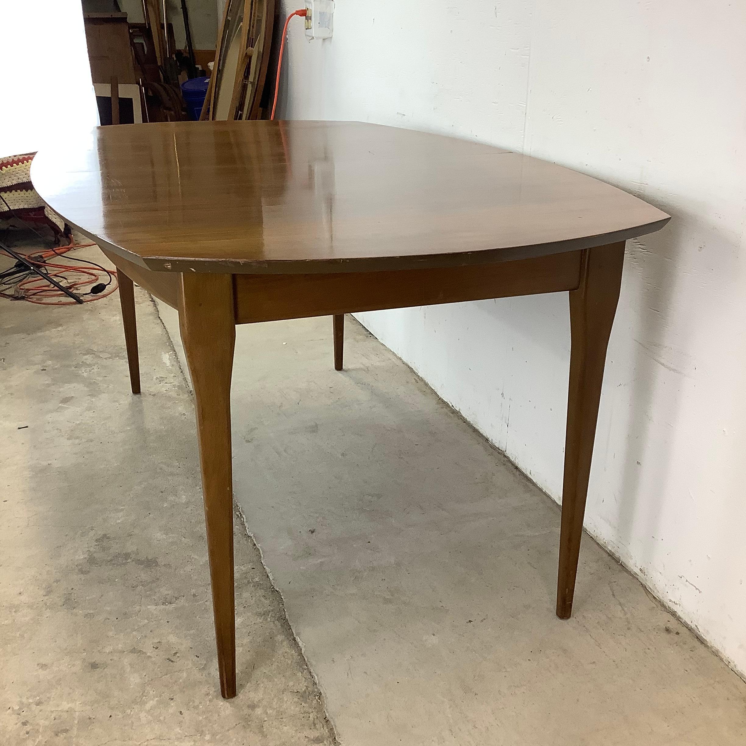 Table de salle à manger en noyer du milieu du siècle en vente 3
