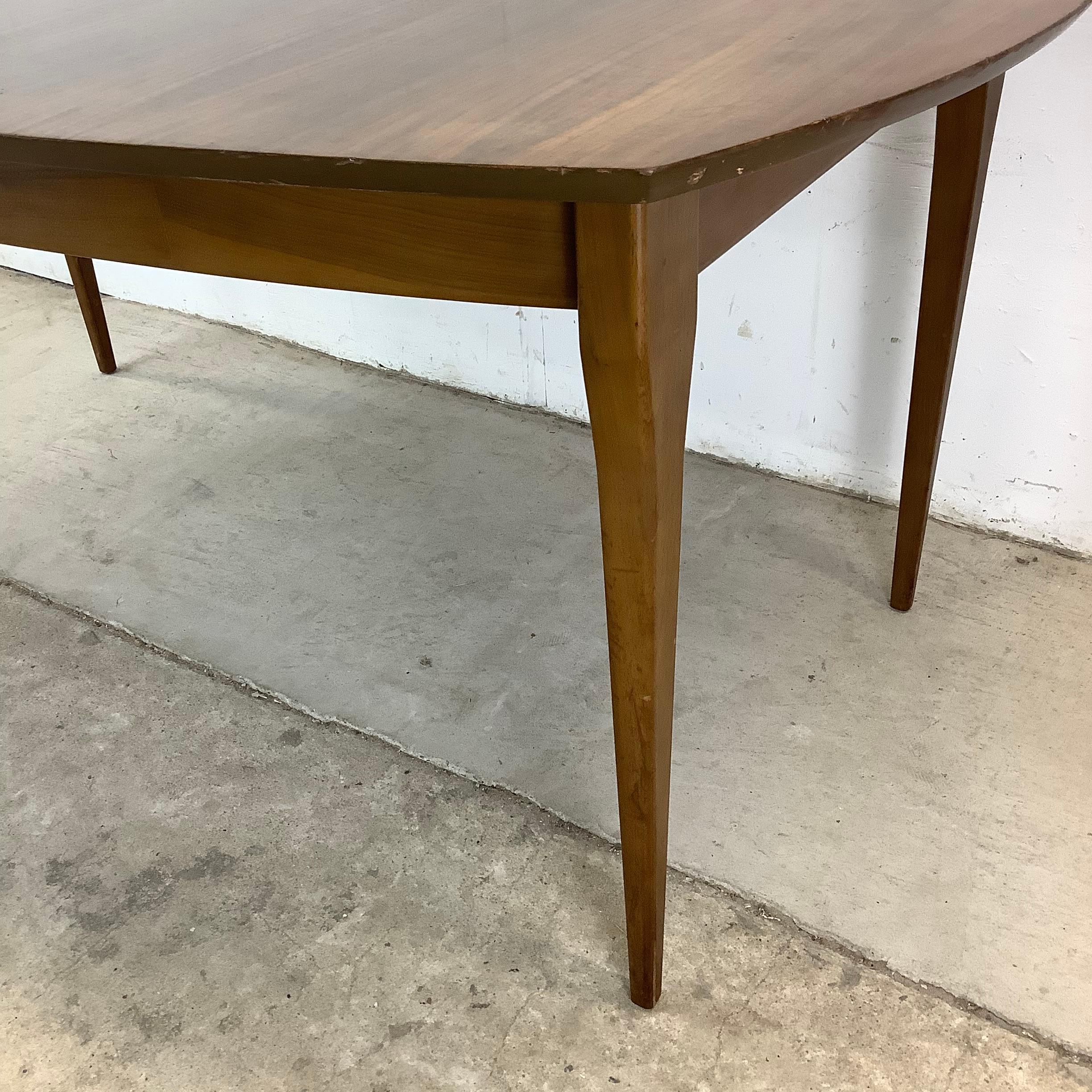 Table de salle à manger en noyer du milieu du siècle en vente 8