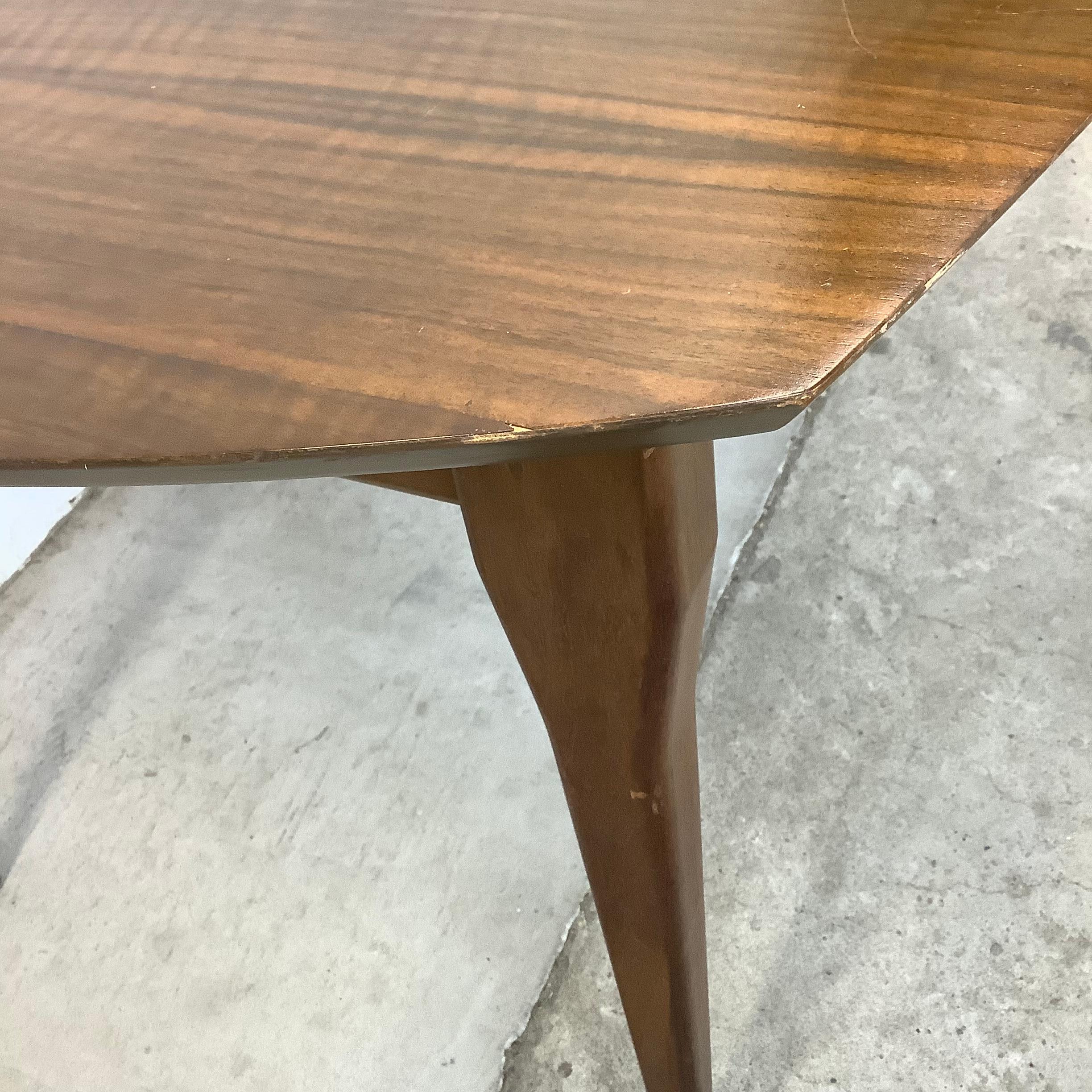 Table de salle à manger en noyer du milieu du siècle en vente 12