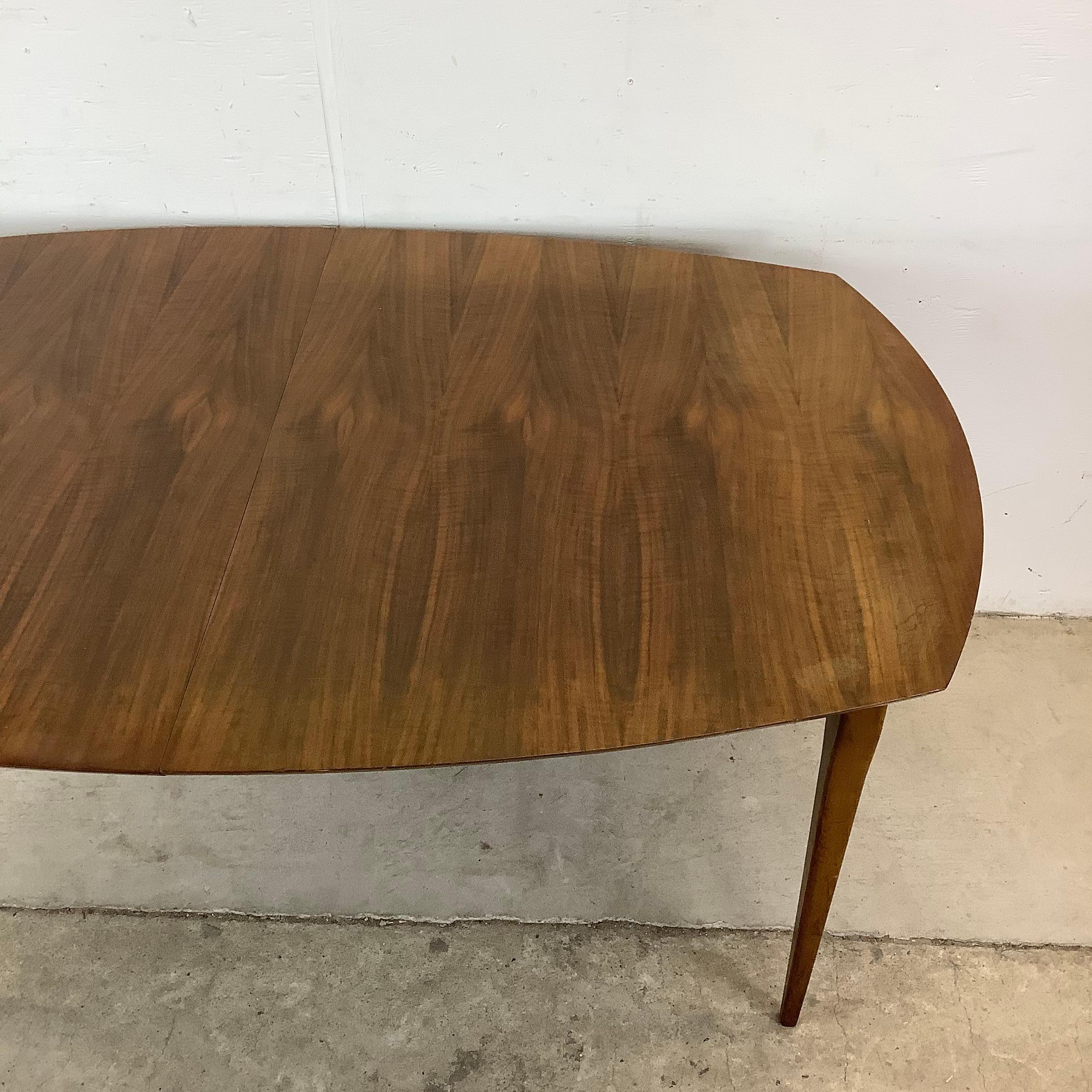 Placage Table de salle à manger en noyer du milieu du siècle en vente