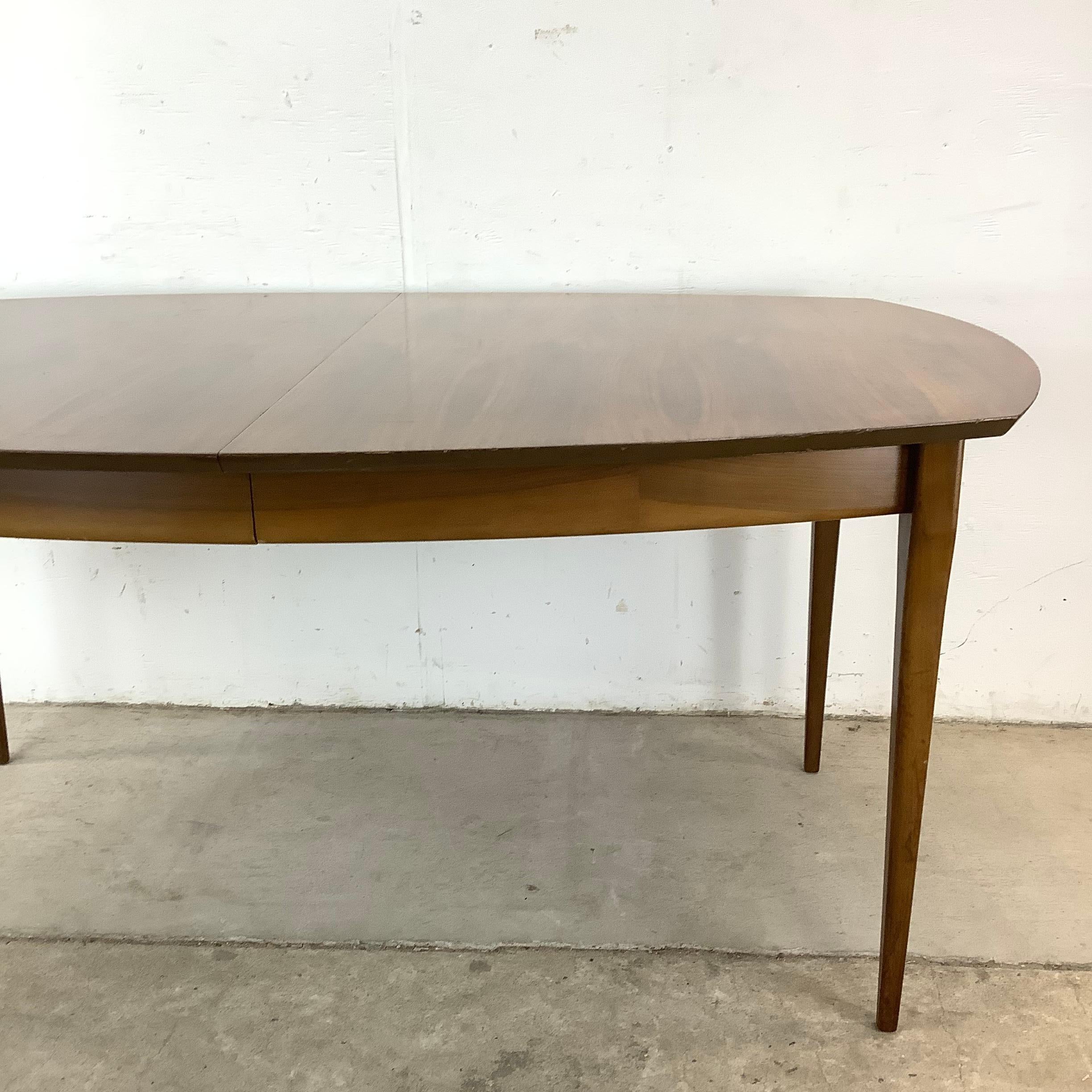 20ième siècle Table de salle à manger en noyer du milieu du siècle en vente