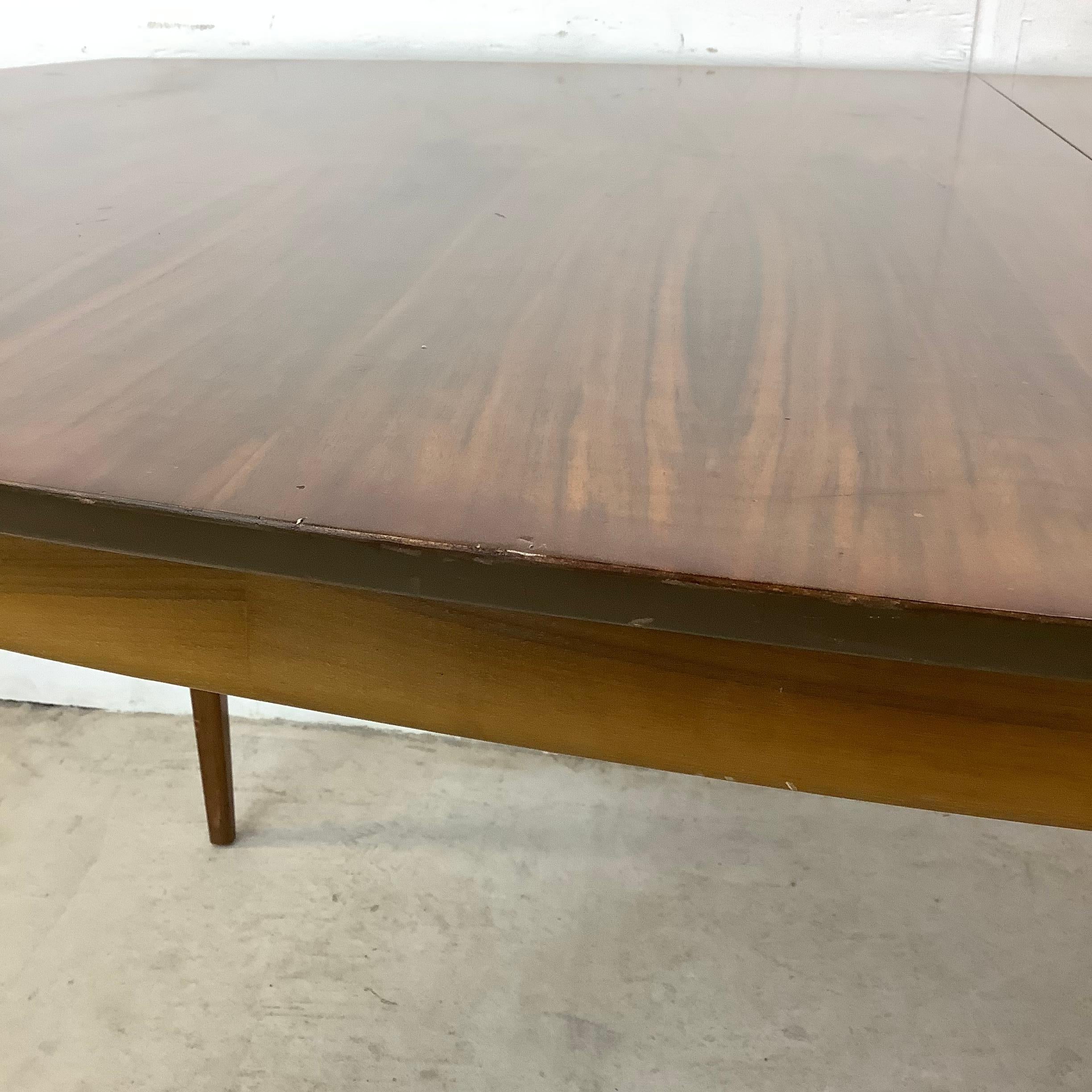 Table de salle à manger en noyer du milieu du siècle en vente 1