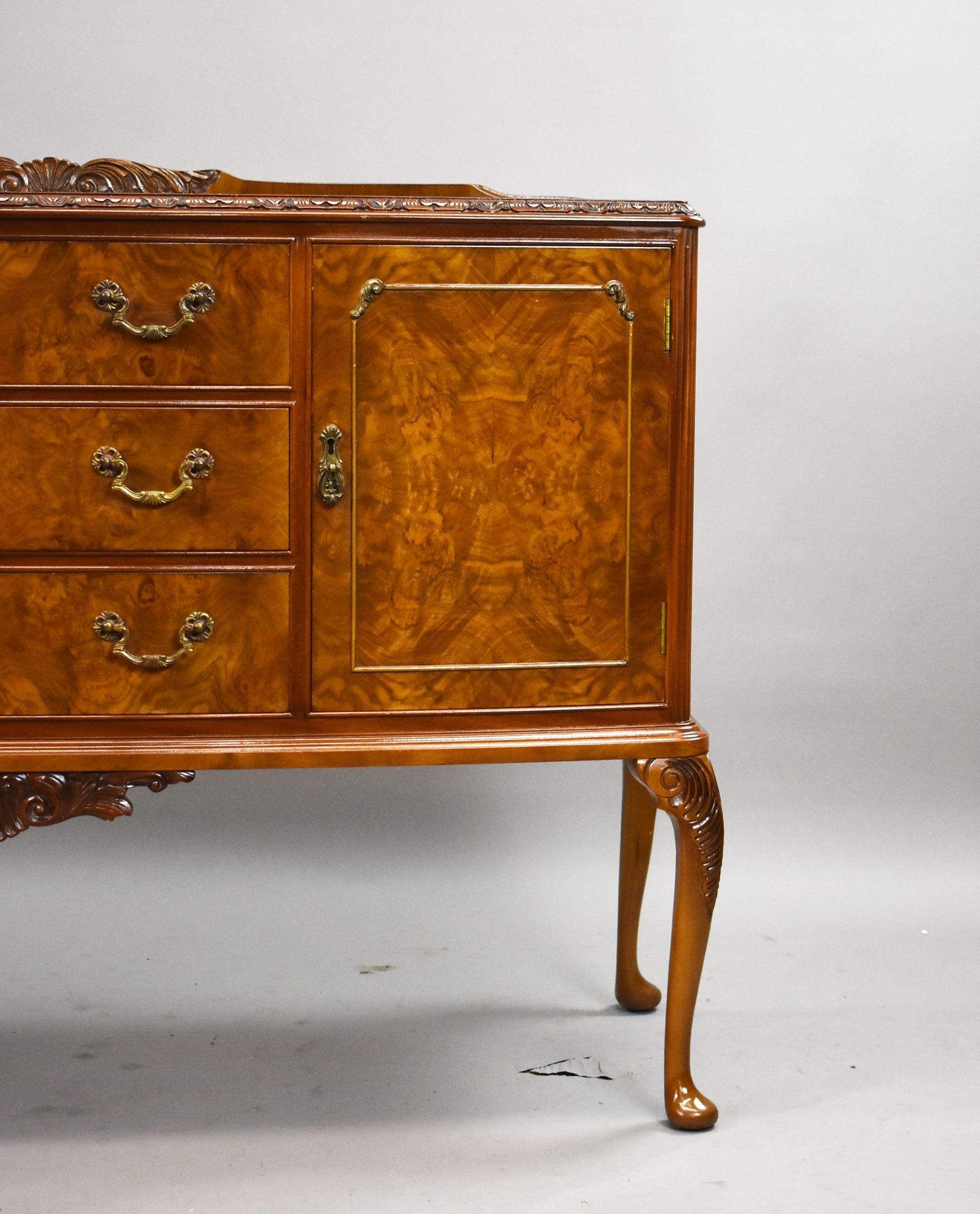 Suite da pranzo in noce del metà secolo in vendita 7