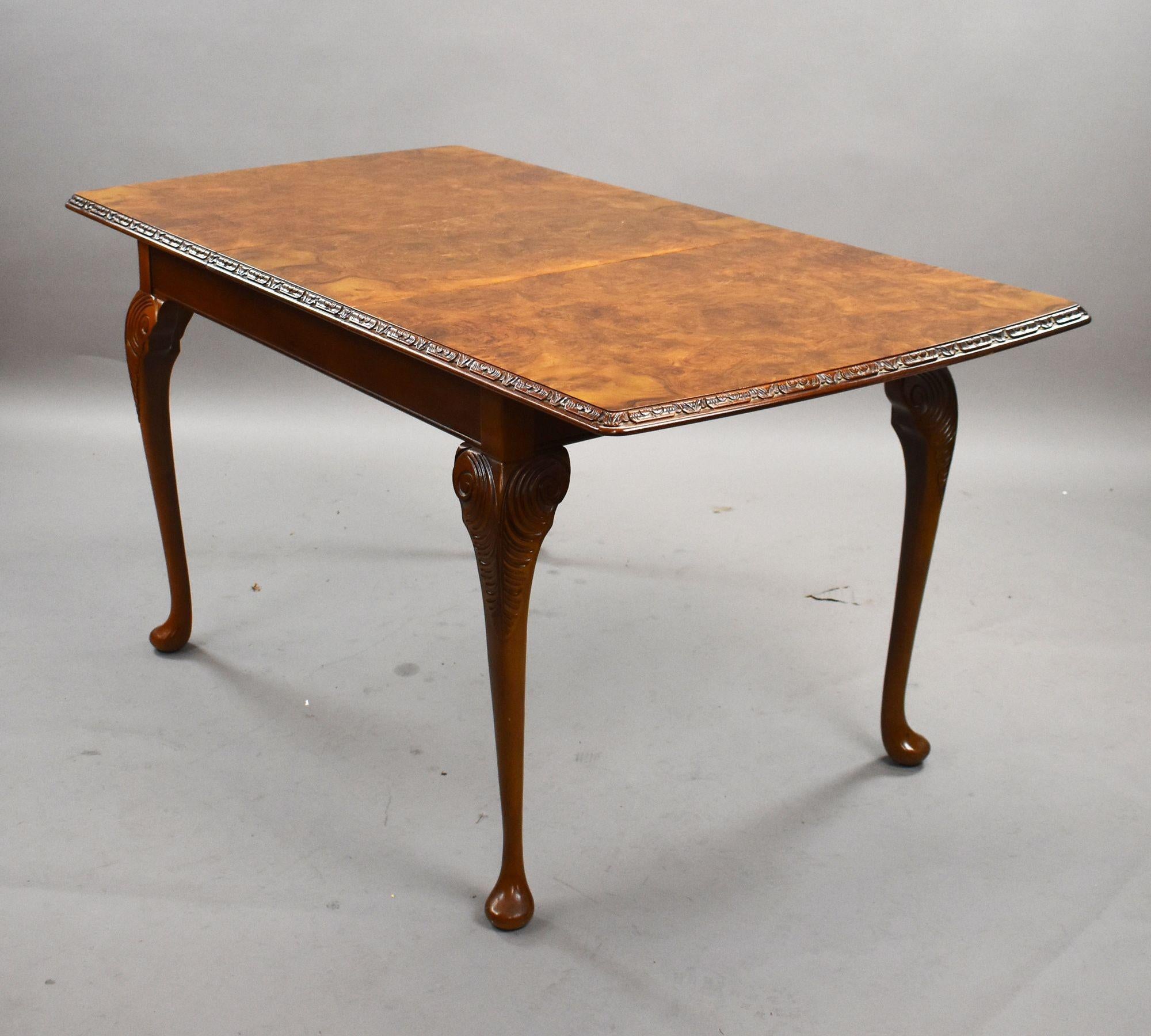 Elegante suite da pranzo in noce di metà secolo composta da un tavolo da pranzo allungabile con un'anta, sei sedie abbinate e una credenza coordinata.
Il set è caratterizzato da impiallacciature in noce splendidamente lavorate, dettagli intagliati e