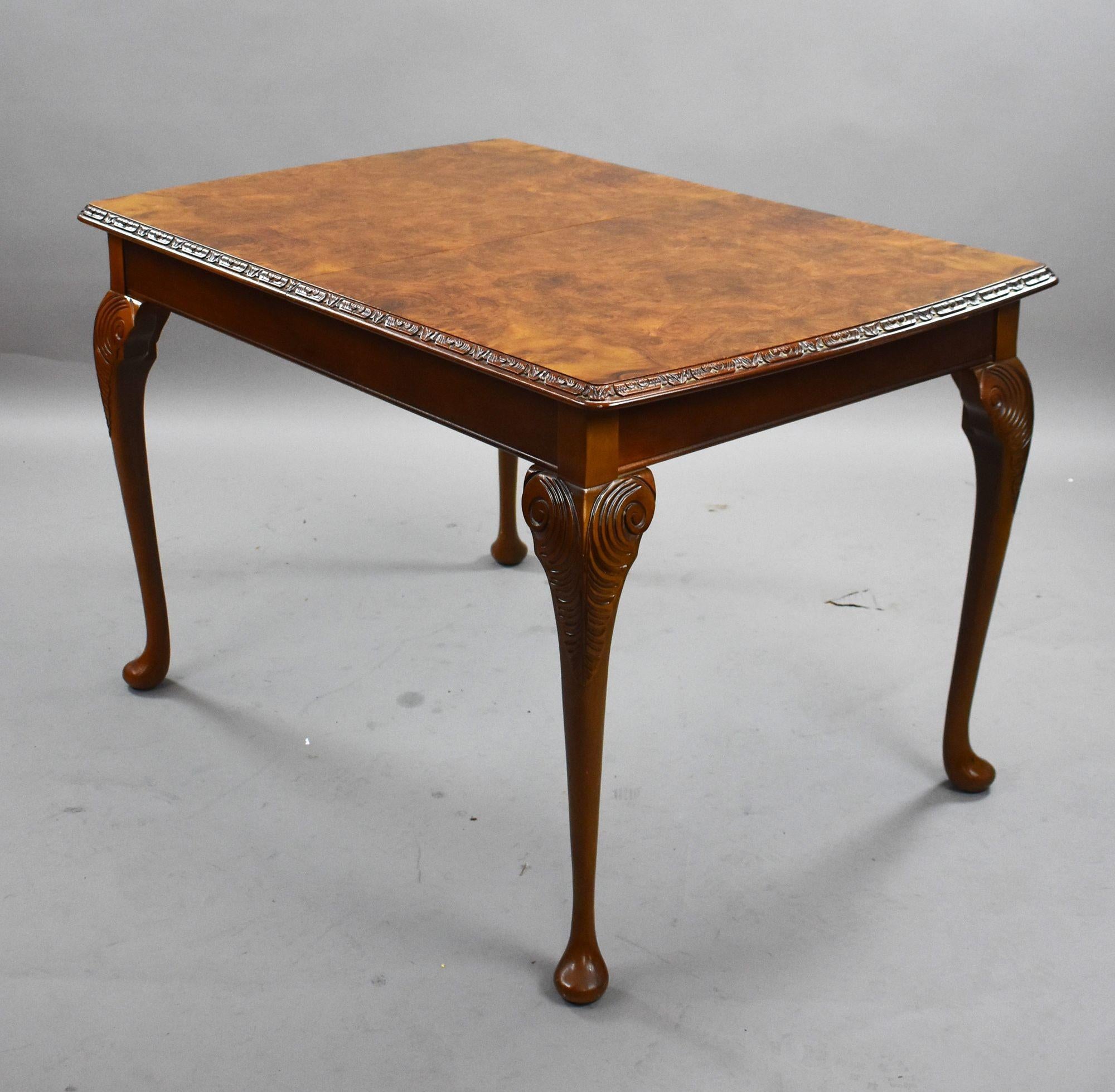 Metà XX secolo Suite da pranzo in noce del metà secolo in vendita