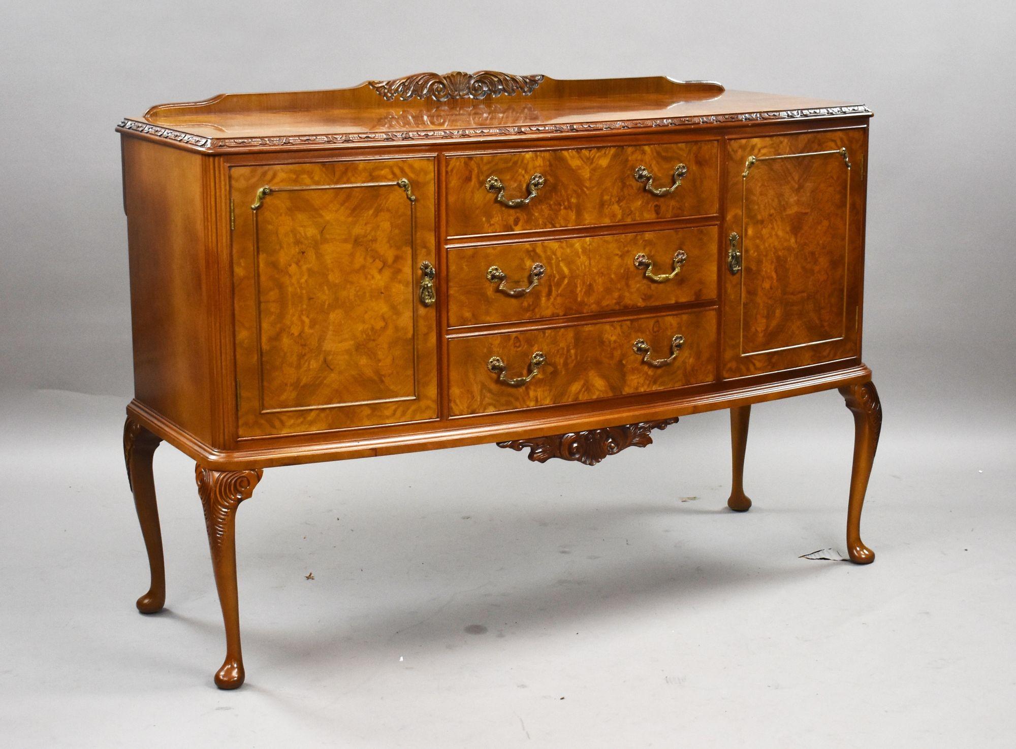 Suite da pranzo in noce del metà secolo in vendita 3