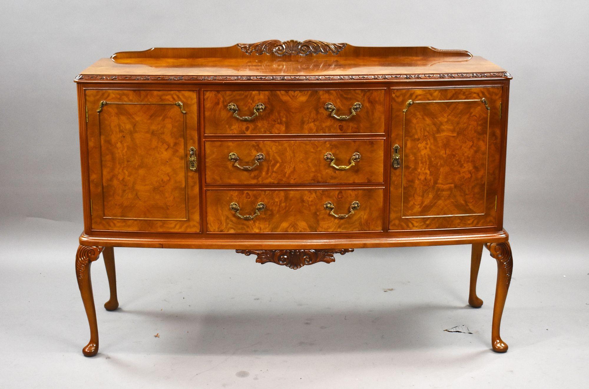 Suite da pranzo in noce del metà secolo in vendita 4