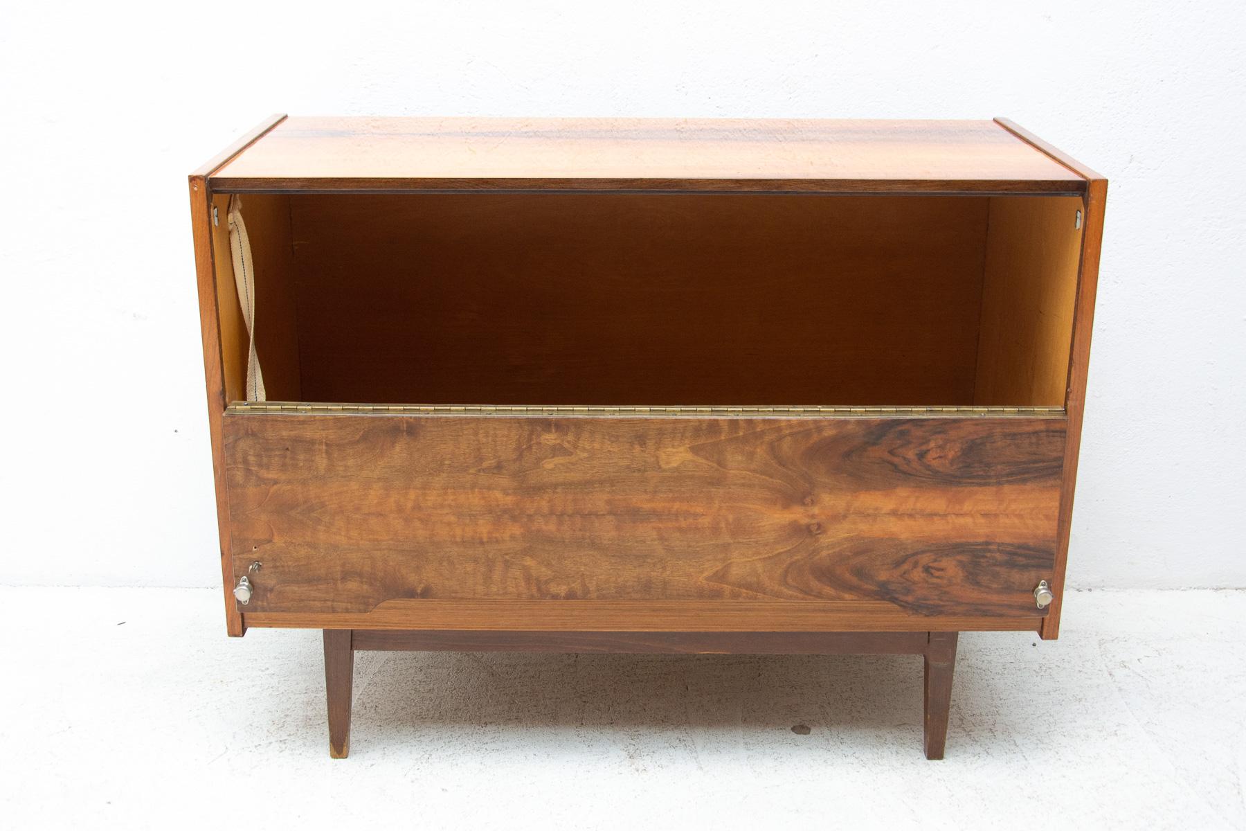Mid Century Walnut Dresser, 1970´s, Czechoslovakia In Good Condition For Sale In Prague 8, CZ