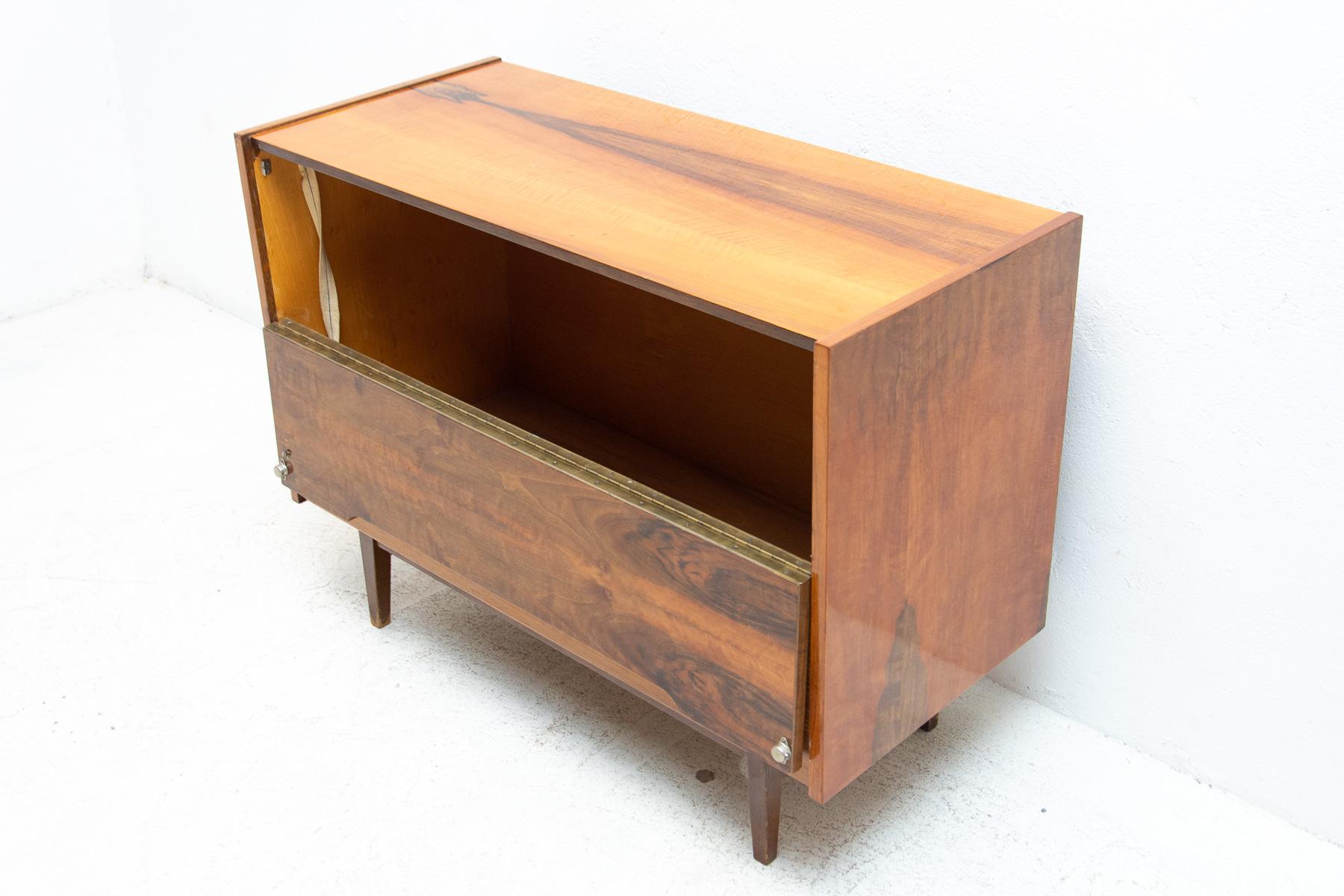 Mid Century Walnut Dresser, 1970´s, Czechoslovakia For Sale 1