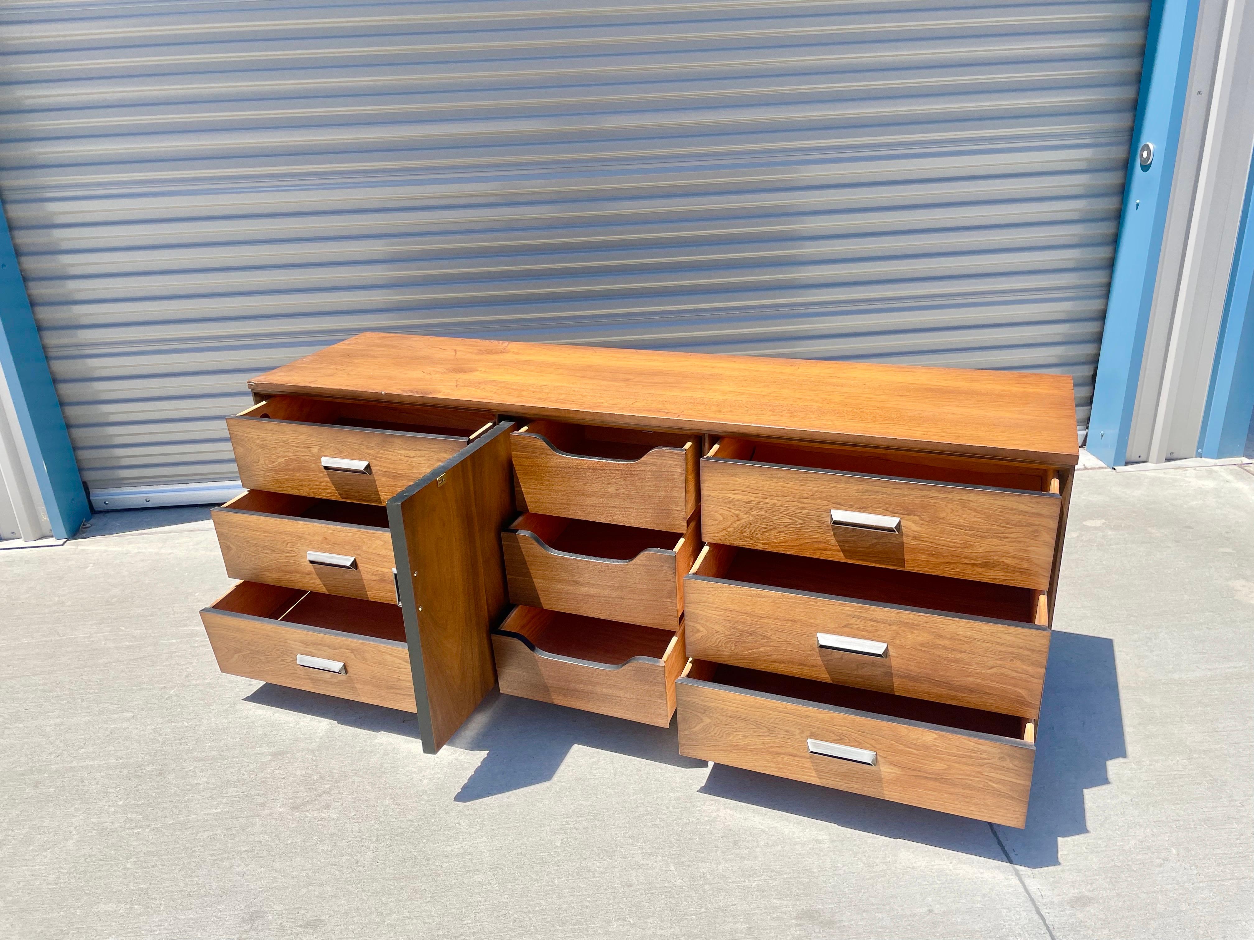 Mid Century Walnut Dresser by Bassett Furniture In Good Condition For Sale In North Hollywood, CA