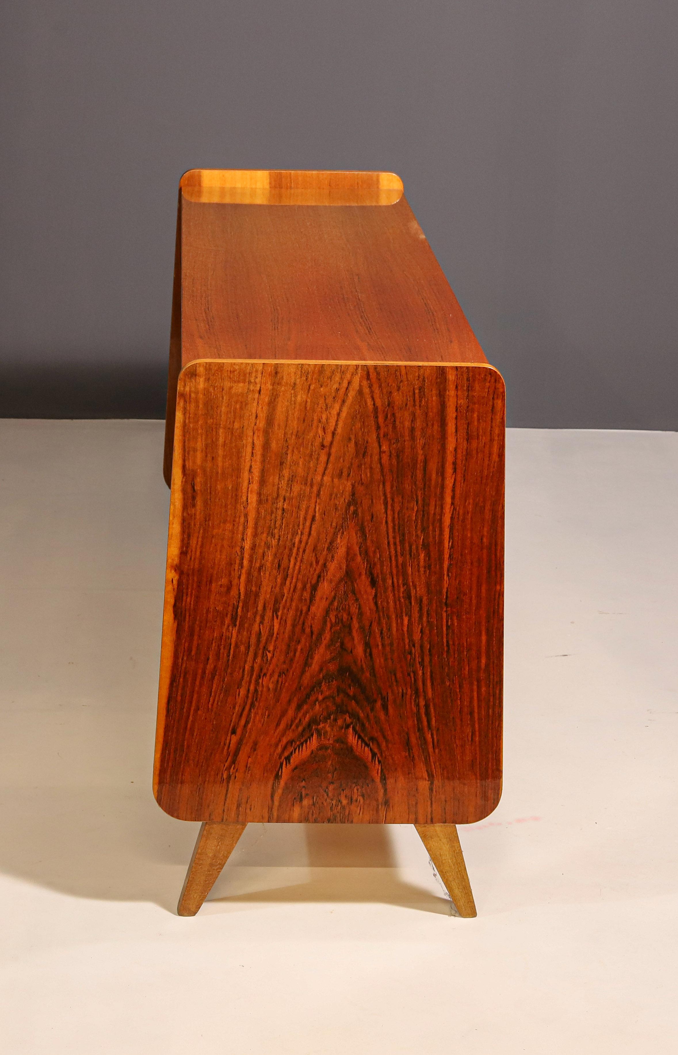 Mid-Century moderno Comò in noce di metà secolo di František Jirák, 1970, Cecoslovacchia in vendita