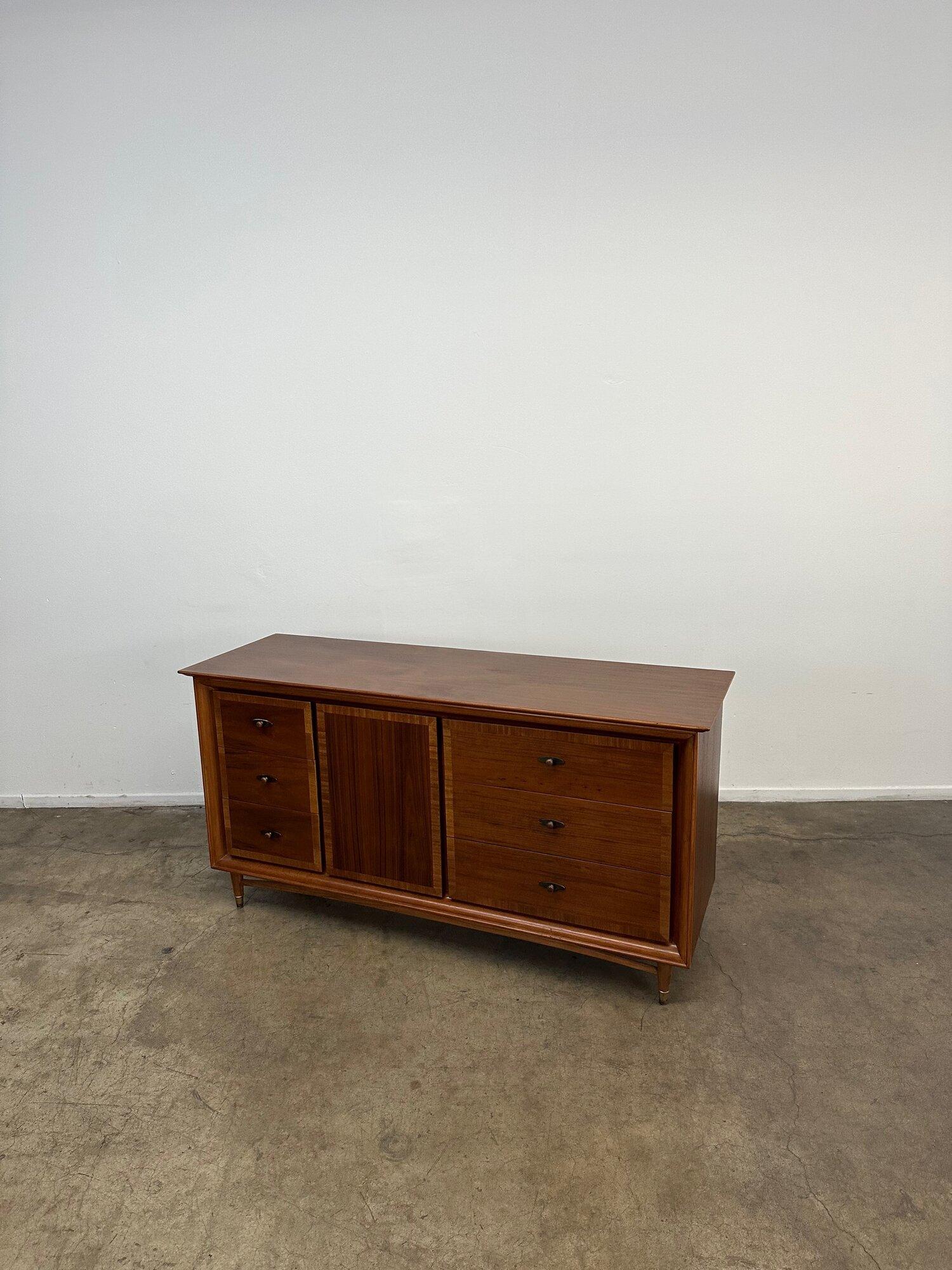 Mid Century Walnut Dresser by Kroehler In Good Condition In Los Angeles, CA