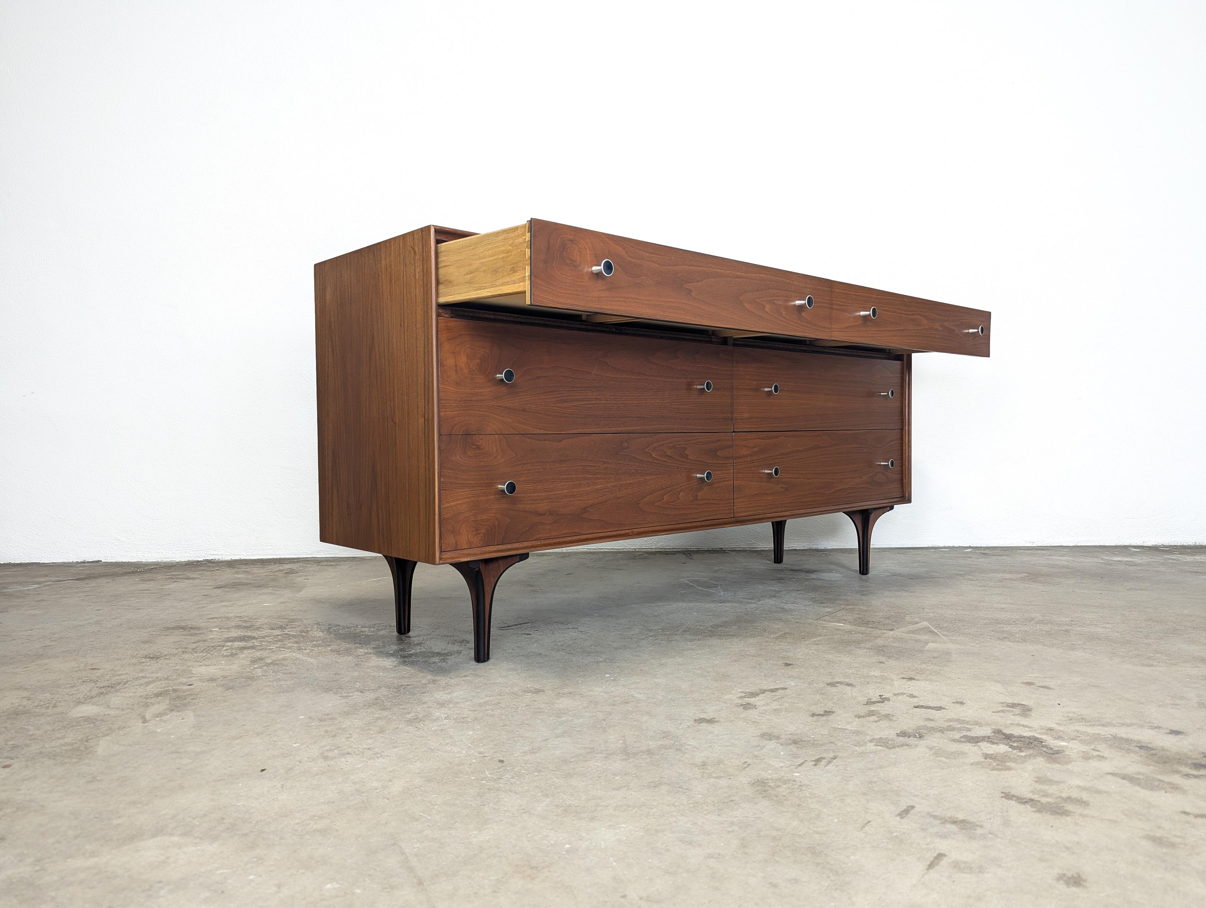 Mid Century Walnut Dresser by Robert Baron for Glenn of California, c1960s In Excellent Condition For Sale In Chino Hills, CA