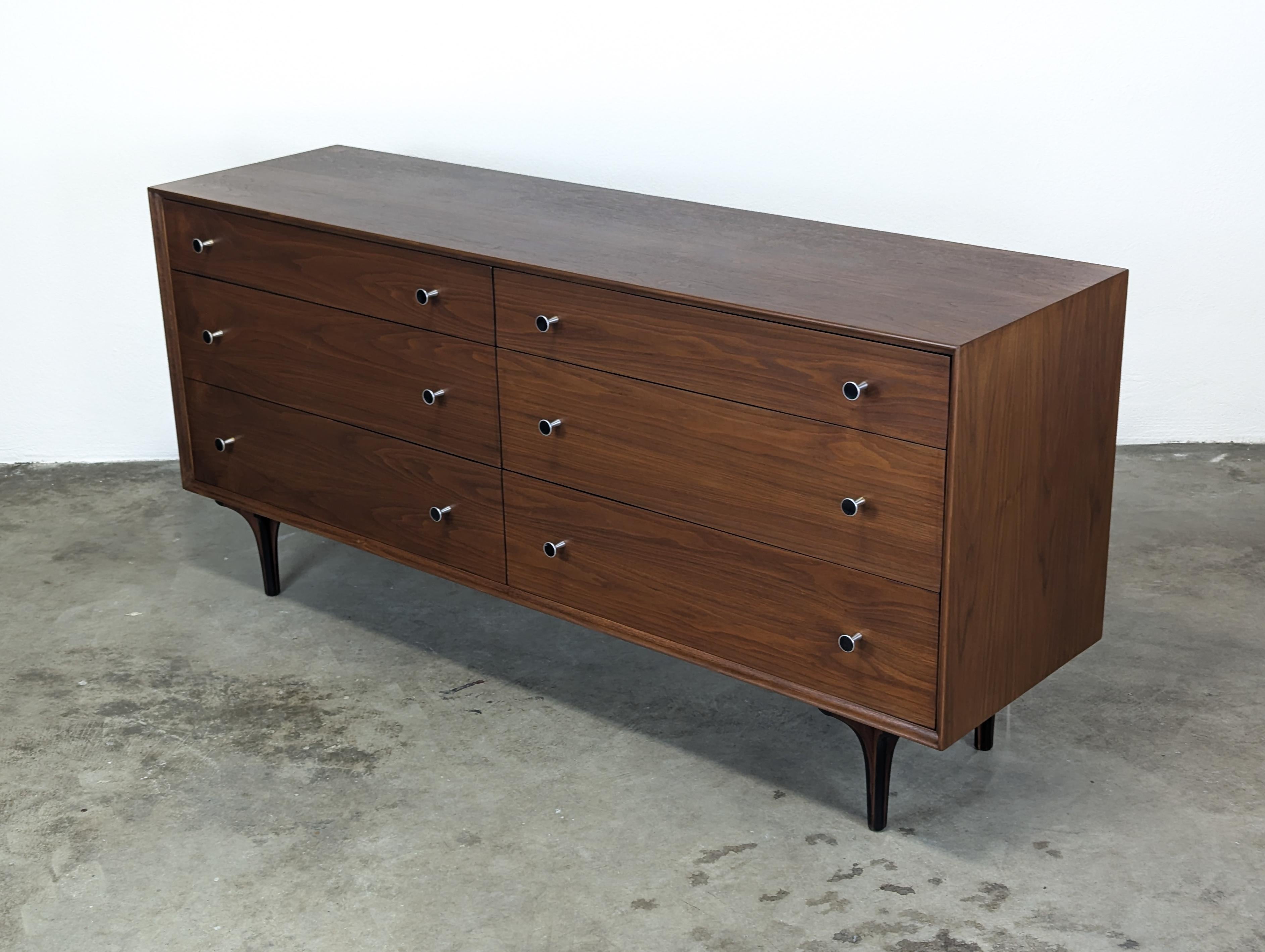 Mid Century Walnut Dresser by Robert Baron for Glenn of California, c1960s For Sale 2