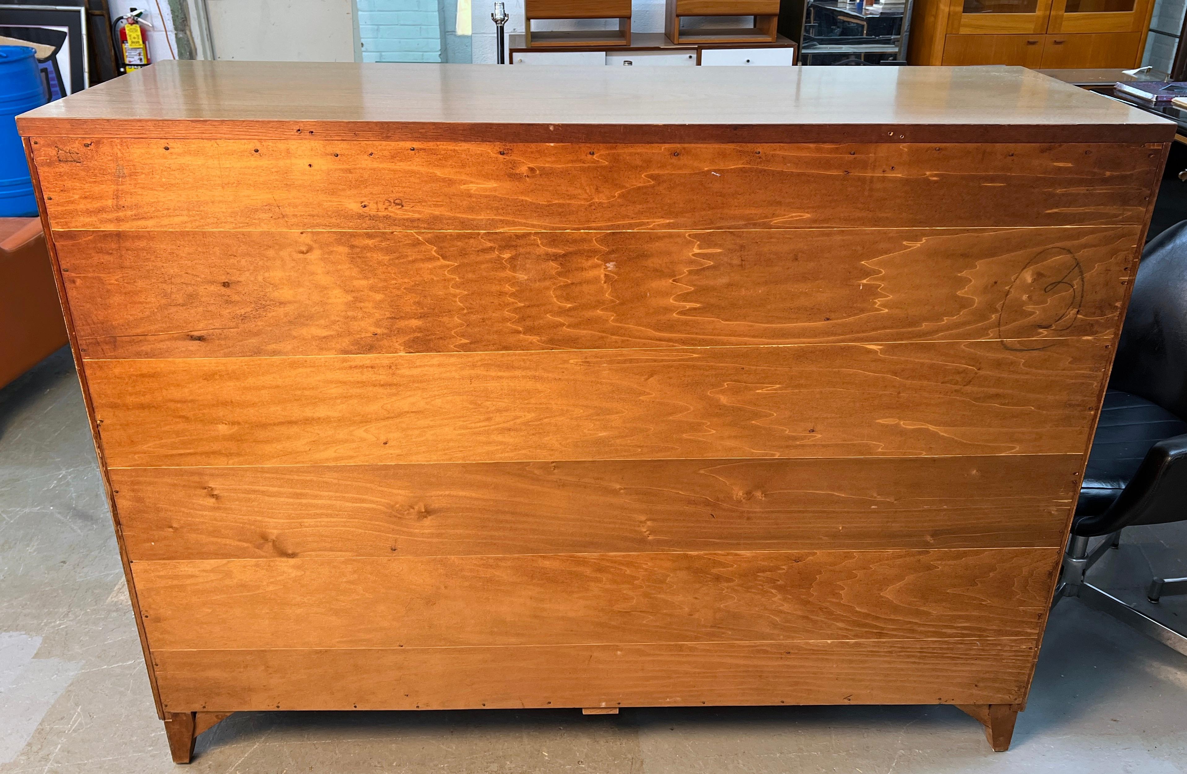 Comò in noce di metà secolo di Stanley Furniture in vendita 3