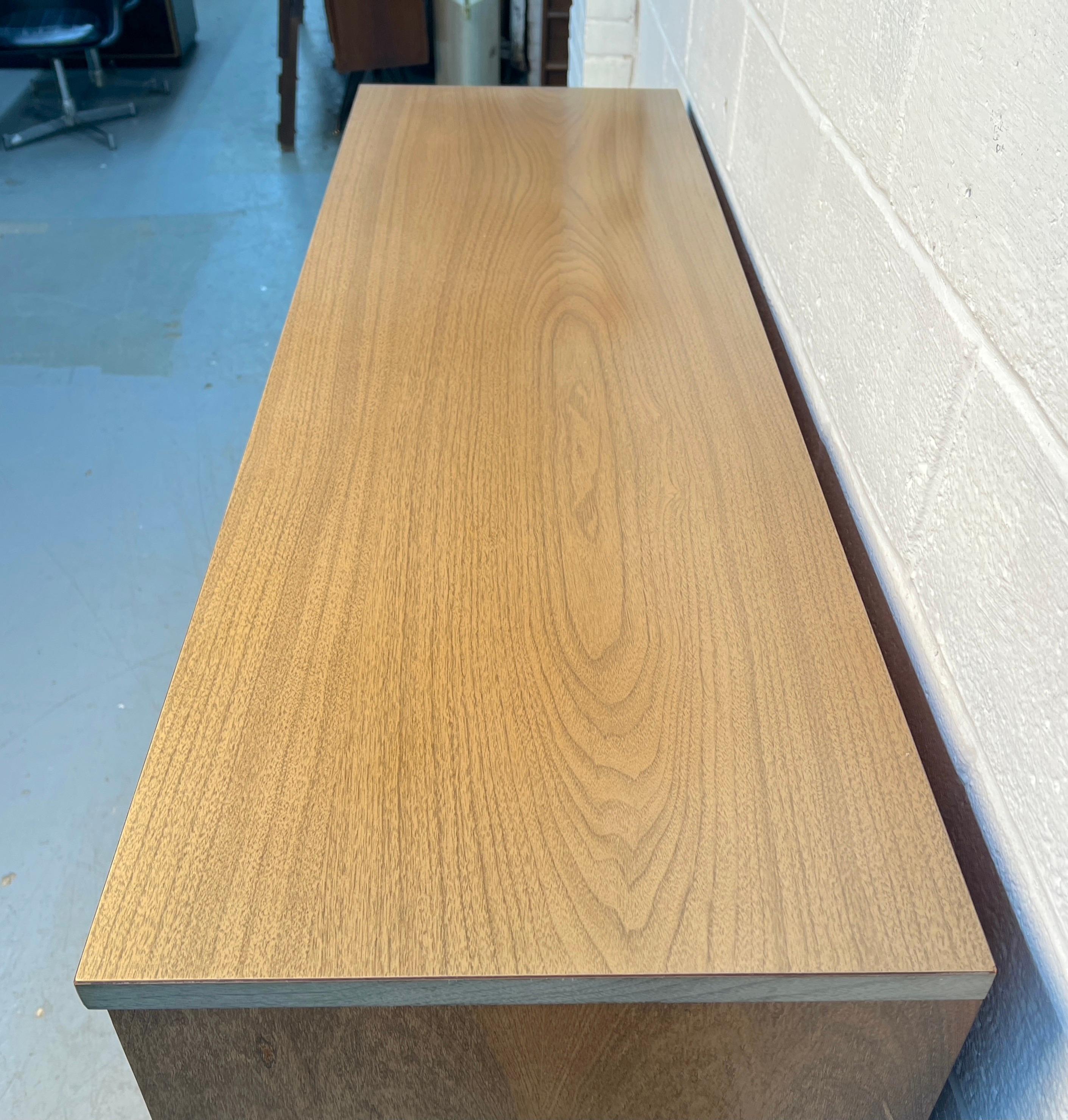 Comò in noce di metà secolo di Stanley Furniture in vendita 4