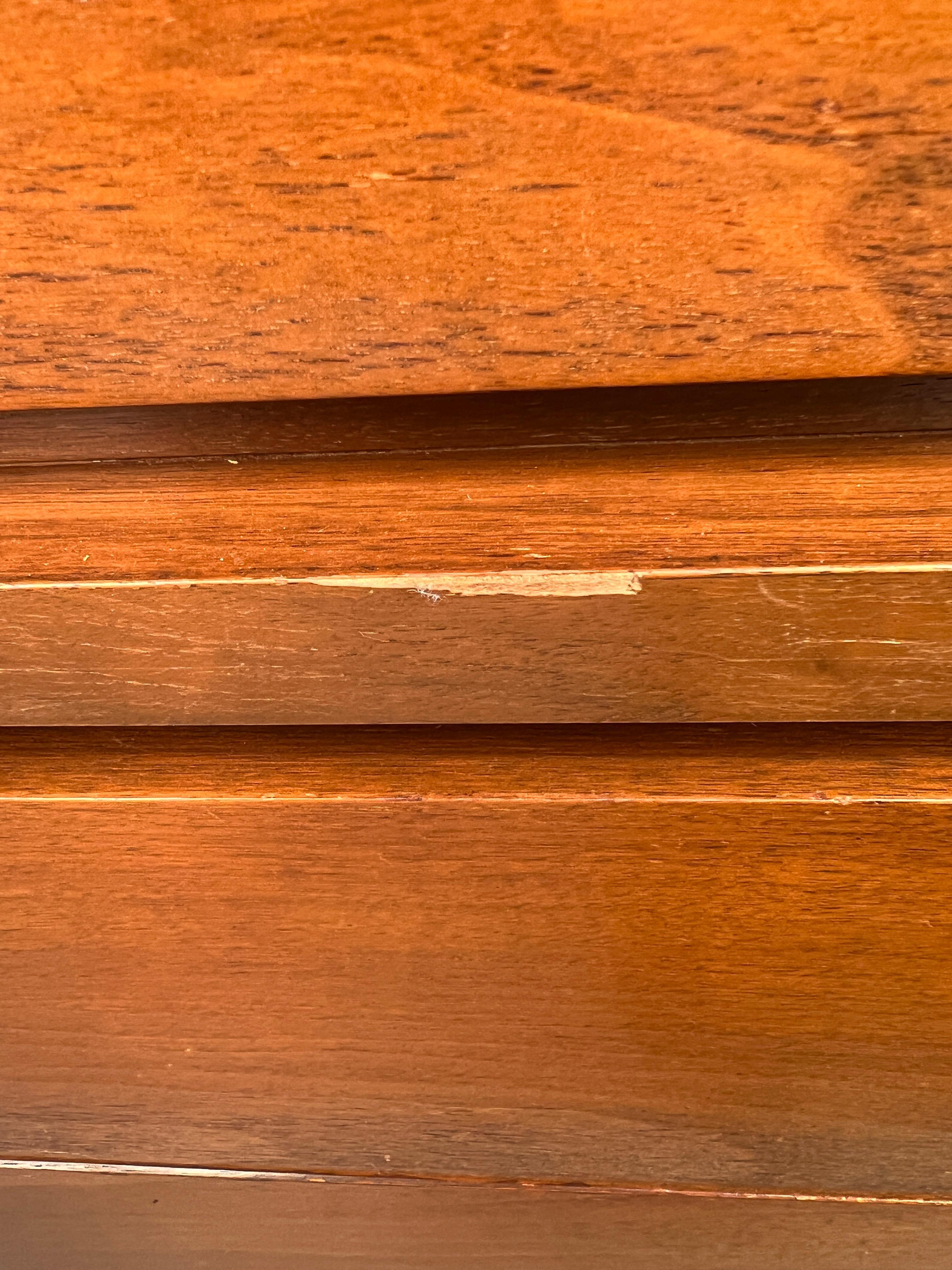 Comò in noce di metà secolo di Stanley Furniture in vendita 5