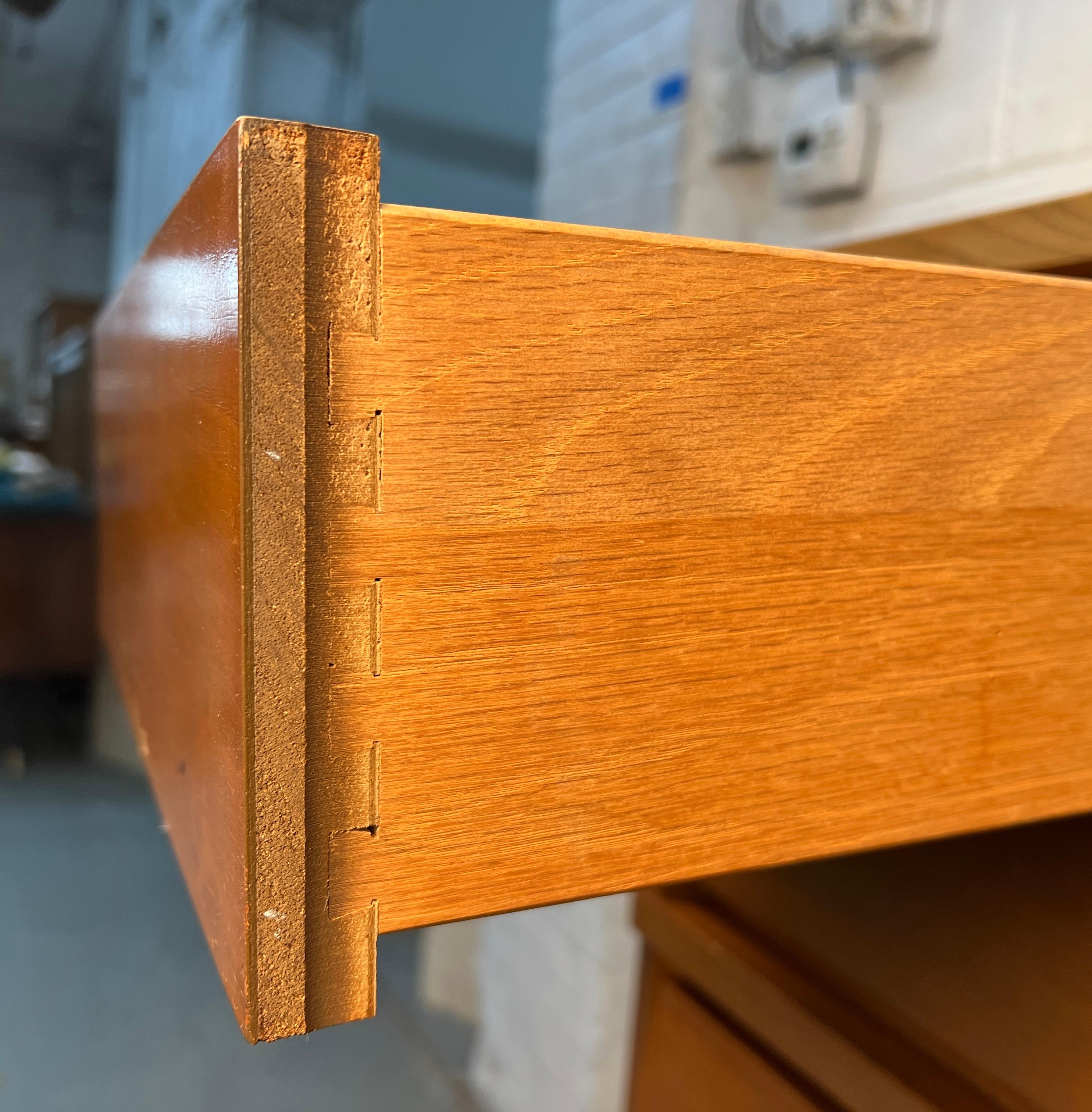 Comò in noce di metà secolo di Stanley Furniture in vendita 6