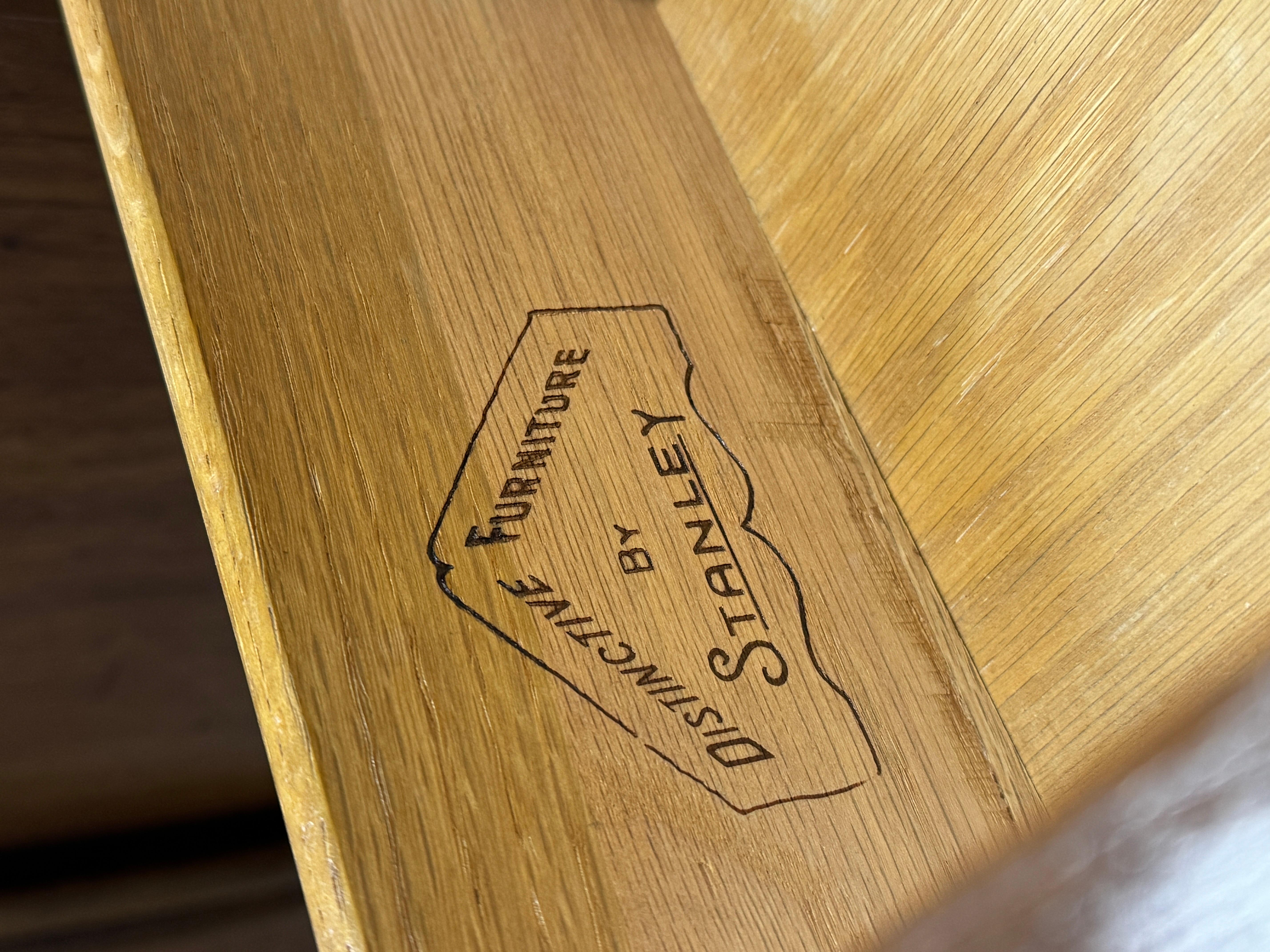 Comò in noce di metà secolo di Stanley Furniture in vendita 8