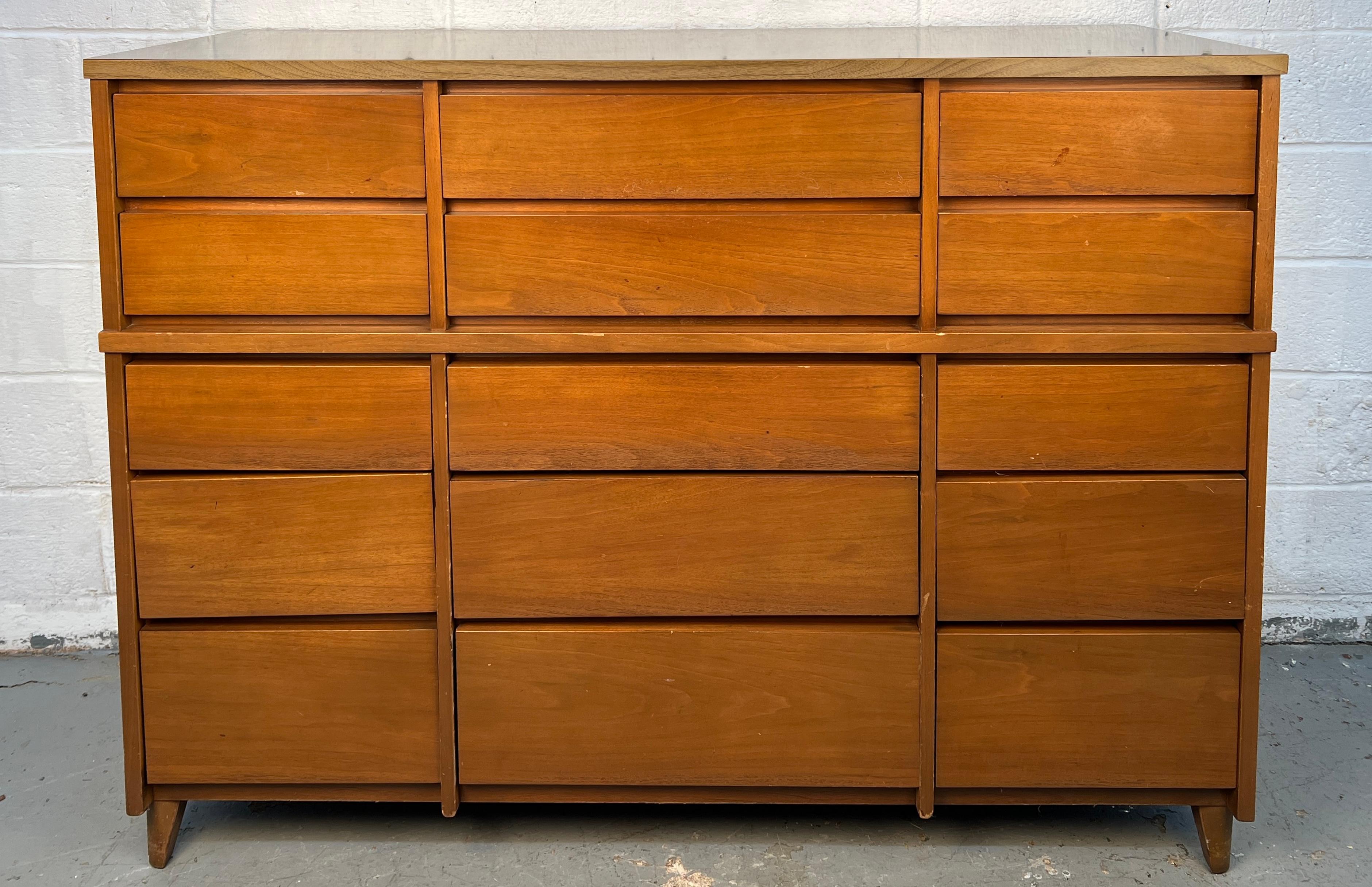 Un comò in noce della metà del secolo scorso di Stanley Furniture, caratterizzato da linee pulite e da una calda e ricca finitura in legno. Il mobile offre un ampio spazio di archiviazione grazie ai cassetti ben costruiti e al classico stile MCM che