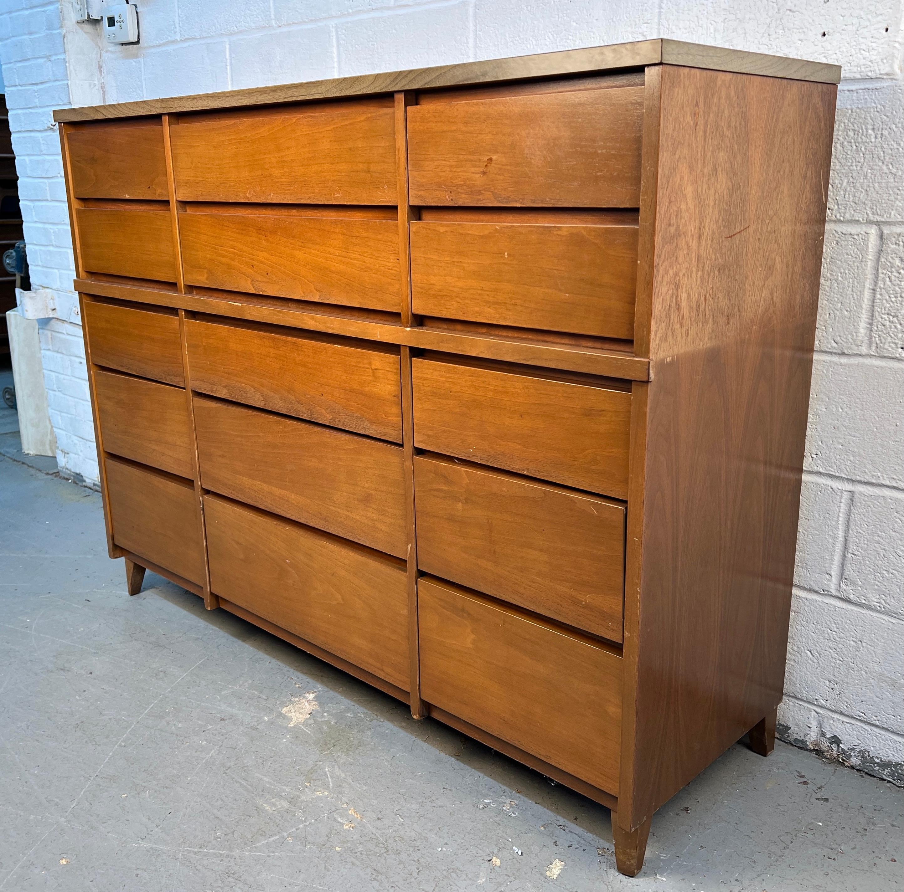 Mid-Century moderno Comò in noce di metà secolo di Stanley Furniture in vendita