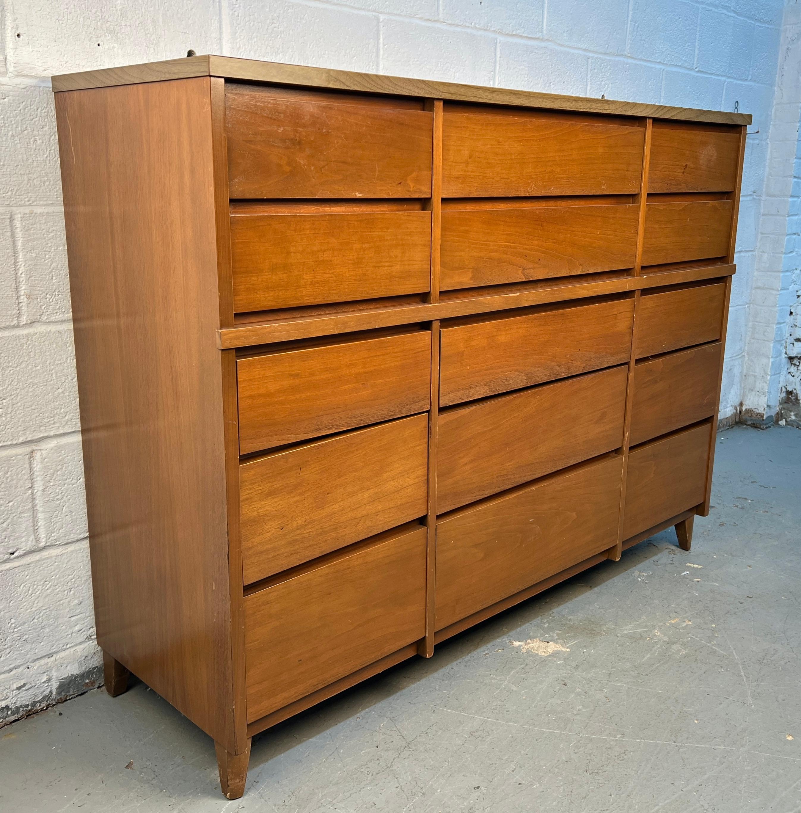 Americano Comò in noce di metà secolo di Stanley Furniture in vendita