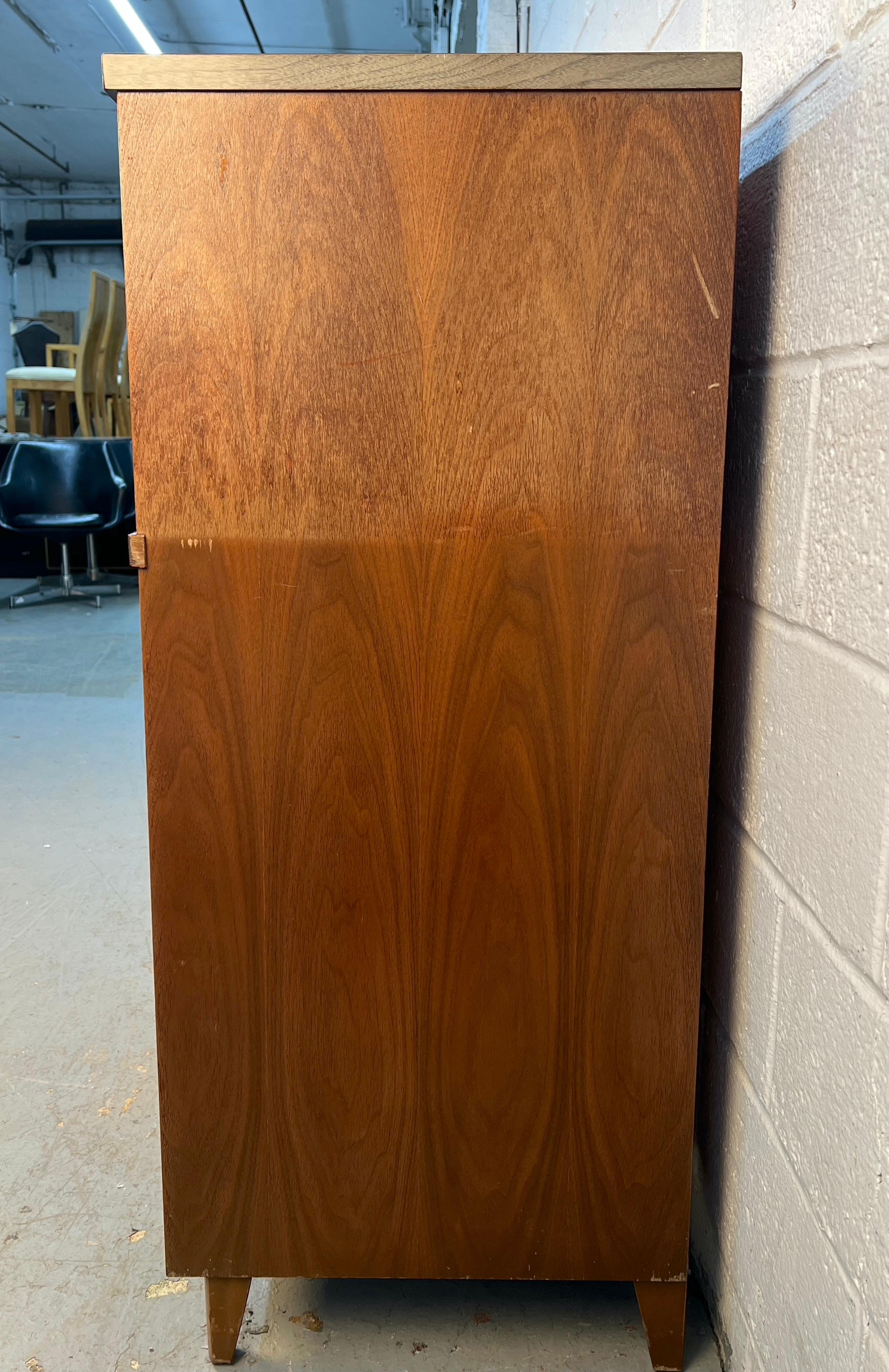 Comò in noce di metà secolo di Stanley Furniture In condizioni buone in vendita a Brooklyn, NY