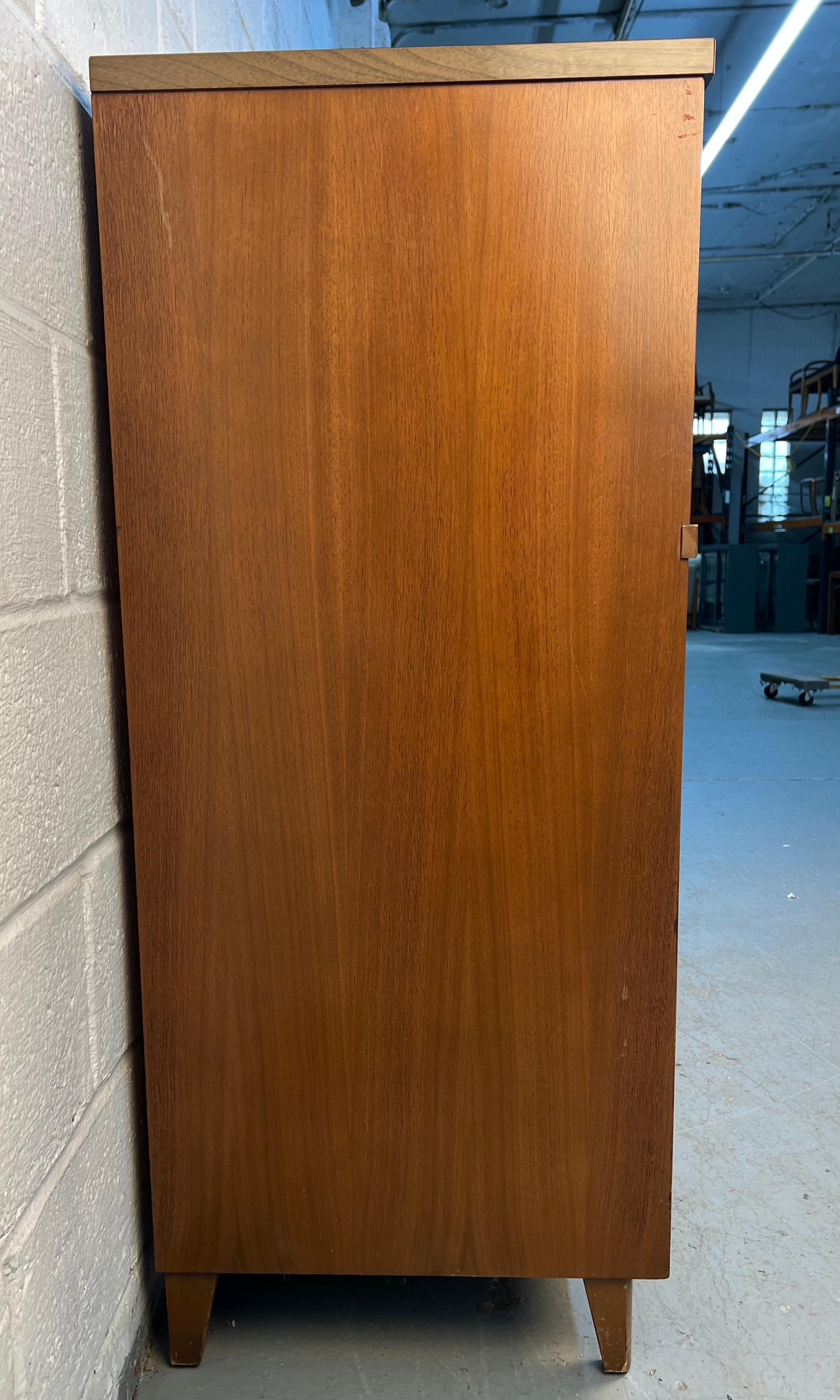 XX secolo Comò in noce di metà secolo di Stanley Furniture in vendita