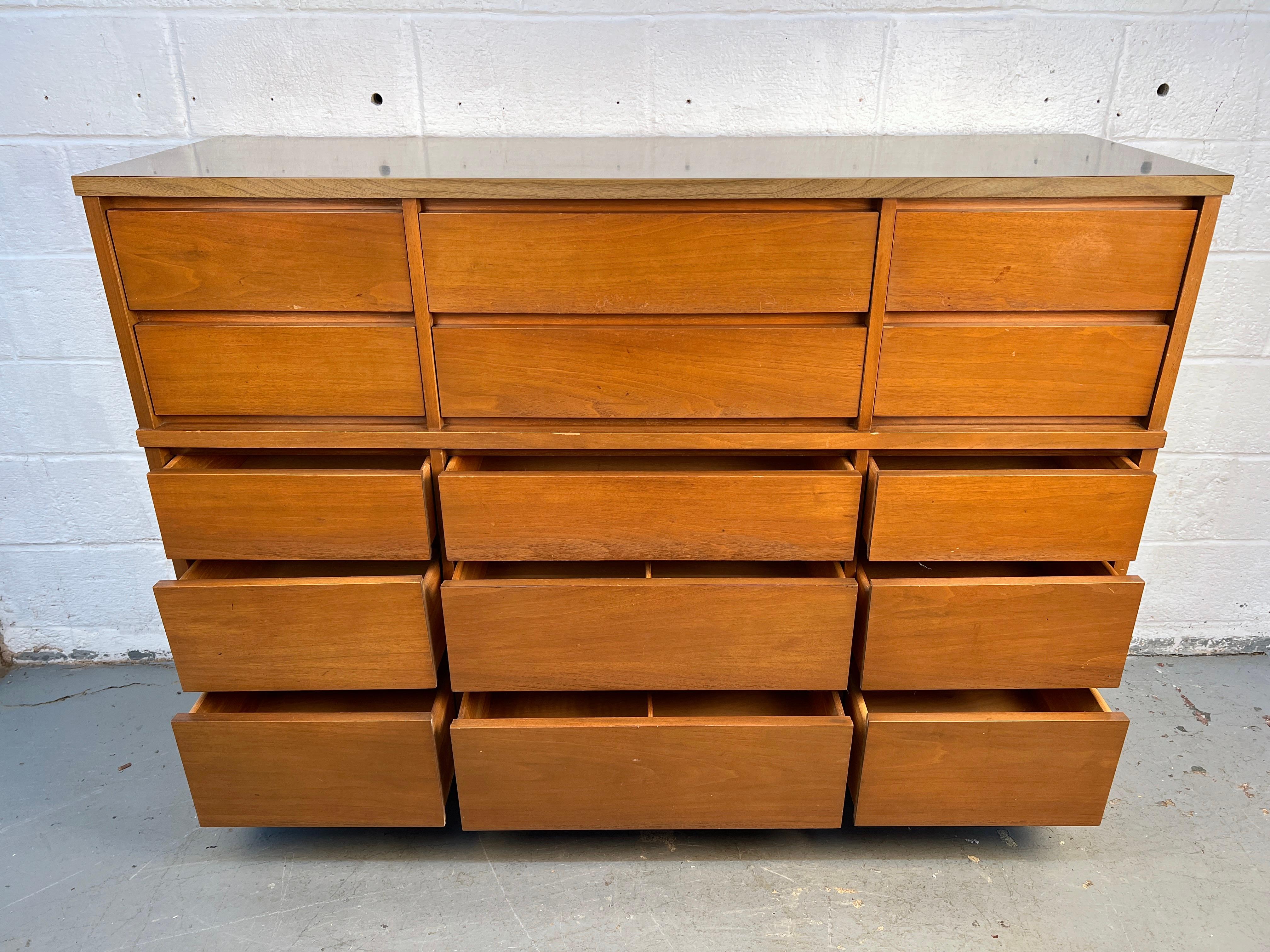 Noce Comò in noce di metà secolo di Stanley Furniture in vendita