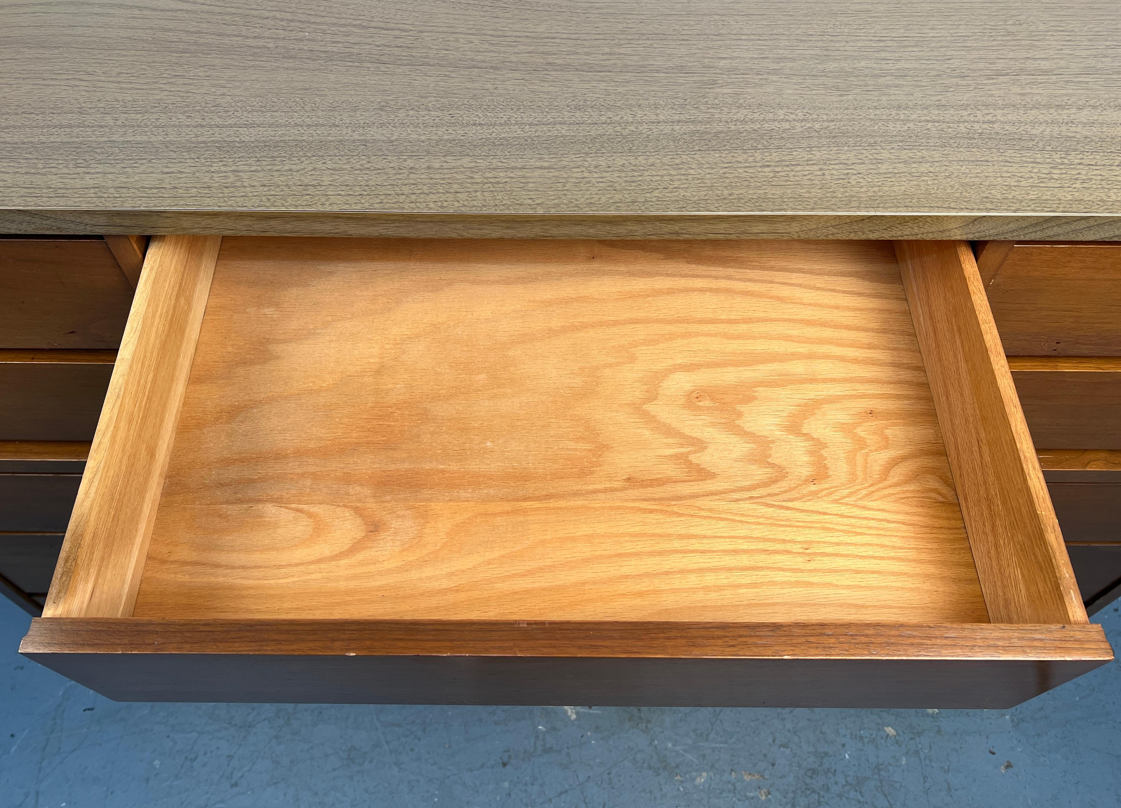 Comò in noce di metà secolo di Stanley Furniture in vendita 1