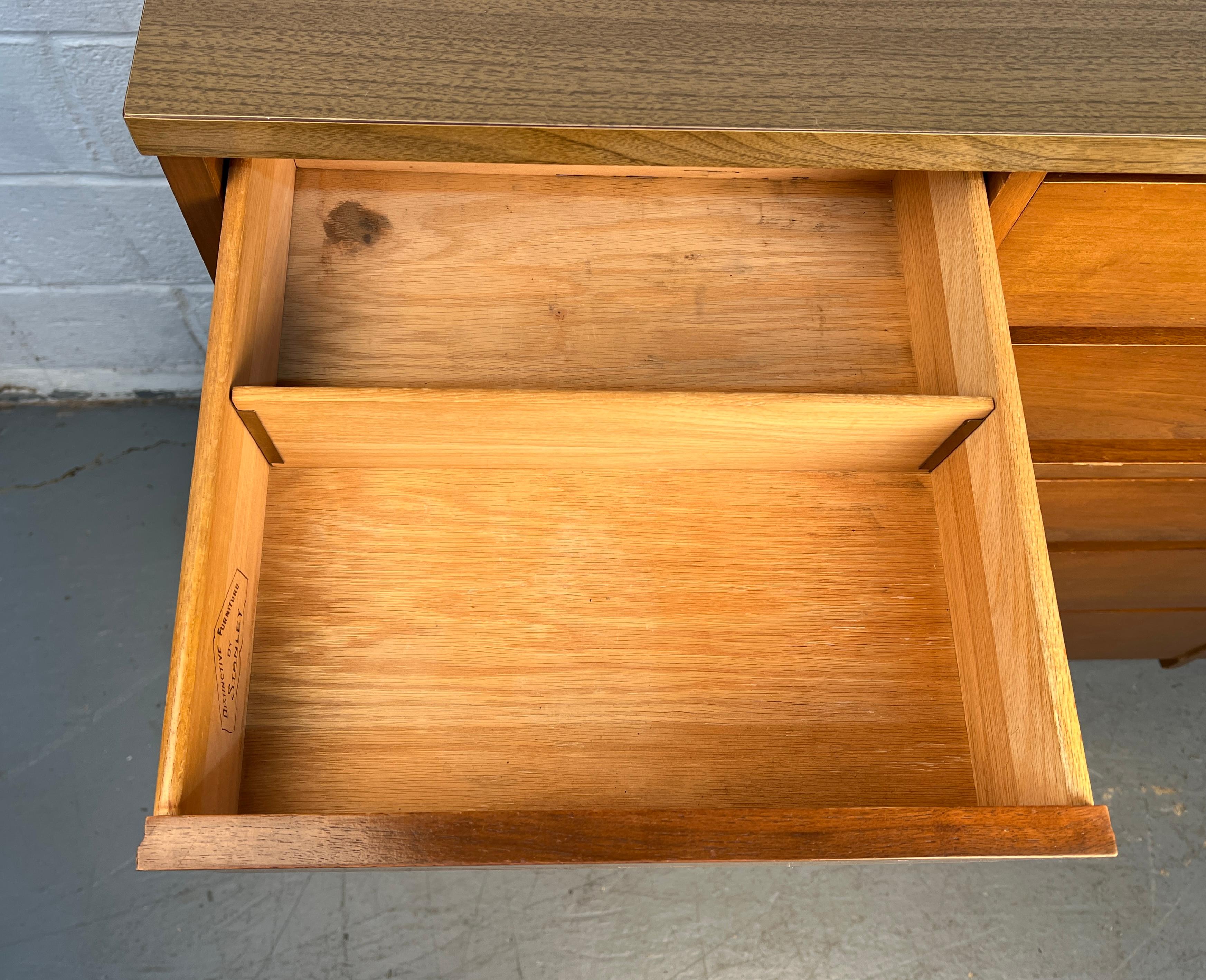 Comò in noce di metà secolo di Stanley Furniture in vendita 2