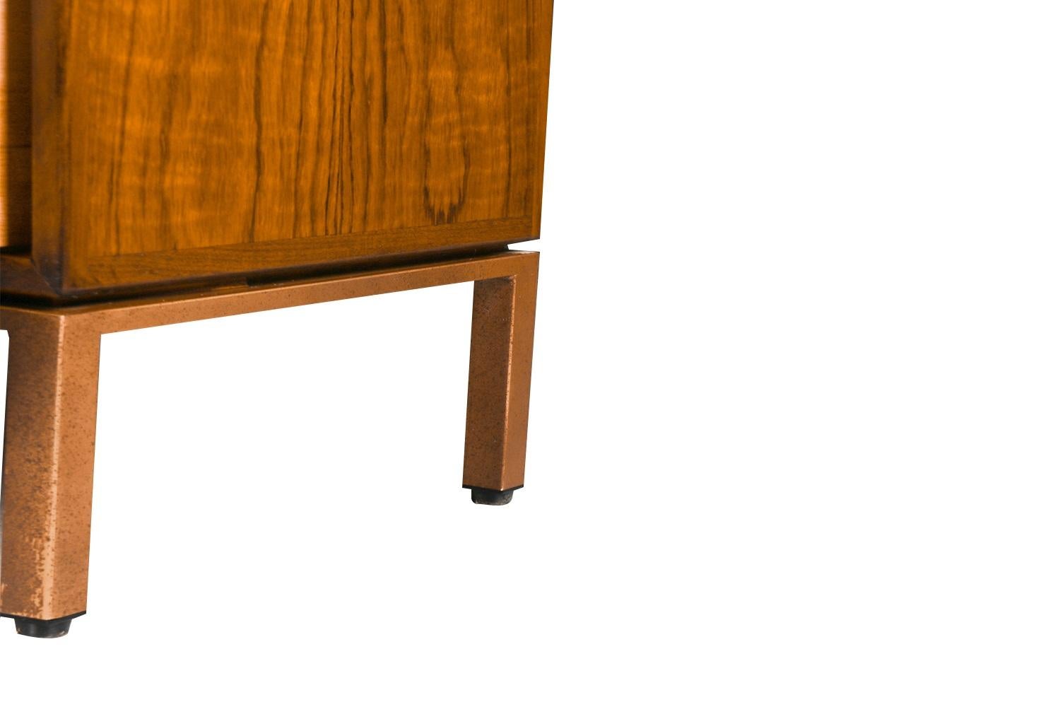 Mid-Century-Kommode aus Nussbaumholz Founders Furniture zugeschrieben Jack Cartwright im Angebot 3
