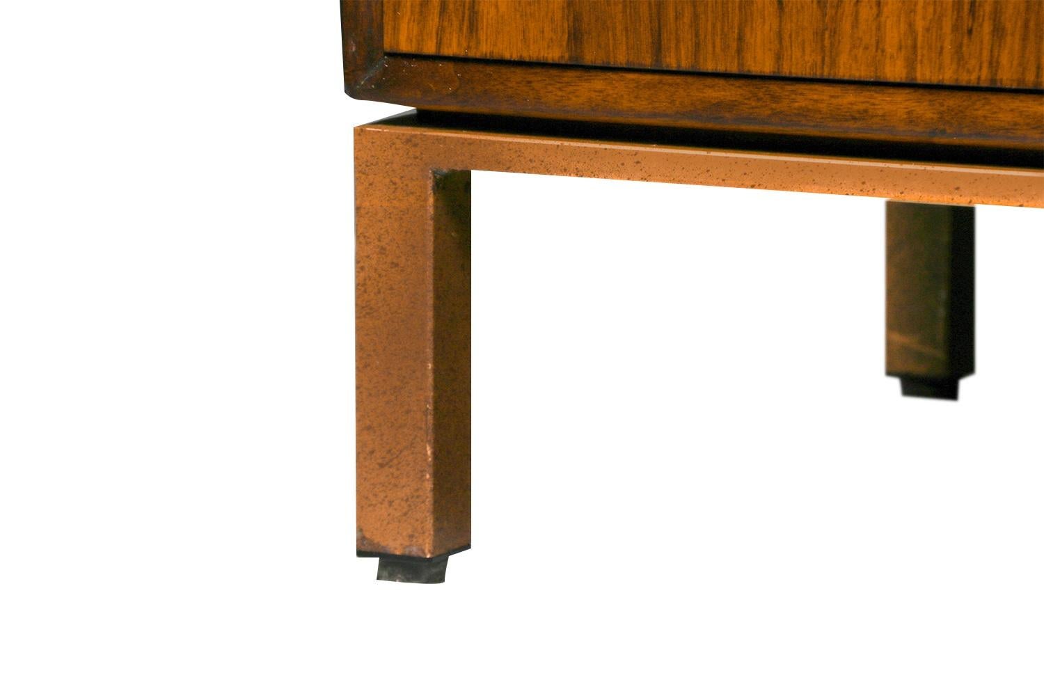 Mid-Century-Kommode aus Nussbaumholz Founders Furniture zugeschrieben Jack Cartwright im Angebot 1